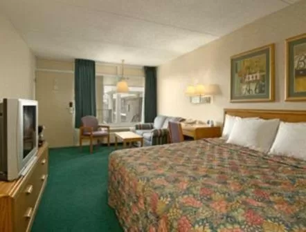 Bedroom in Days Inn by Wyndham Paducah I-24 Exit 4