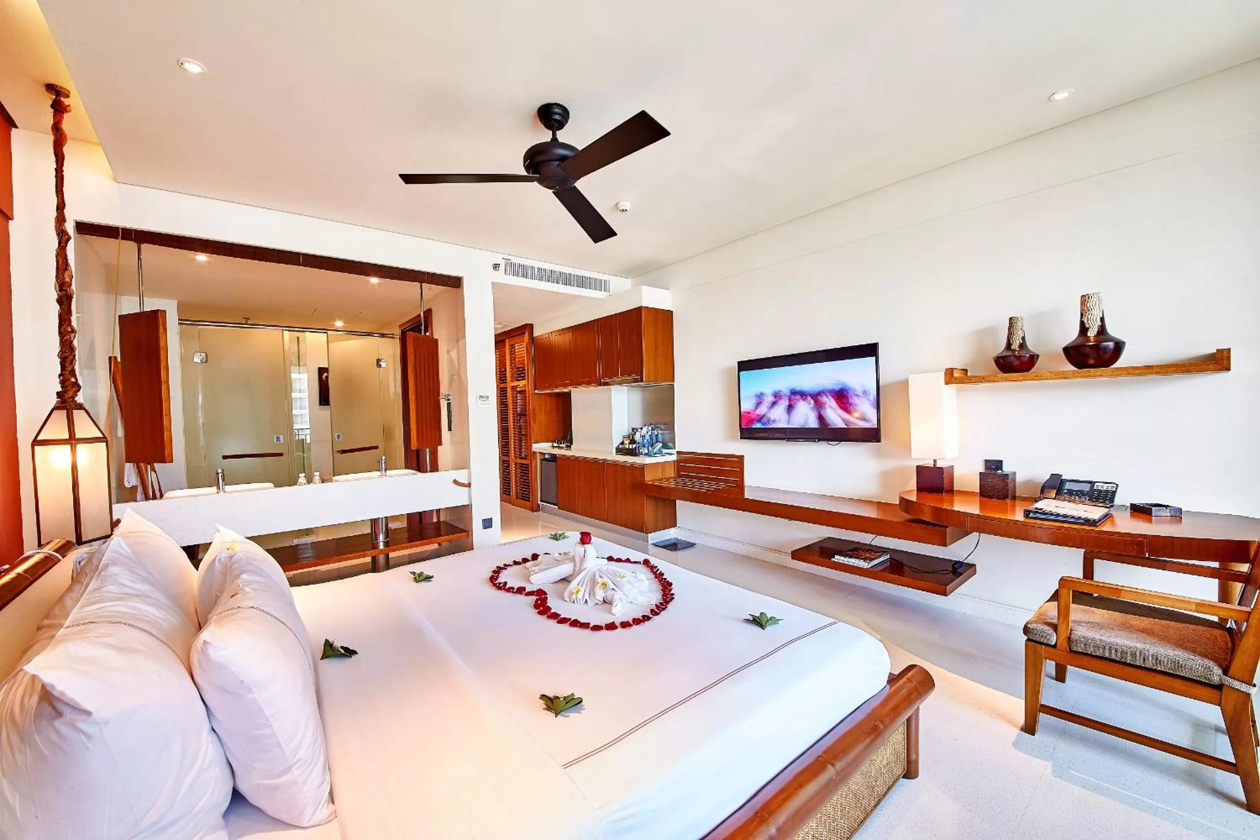 Bed in Ocean Sonic Resort Sanya