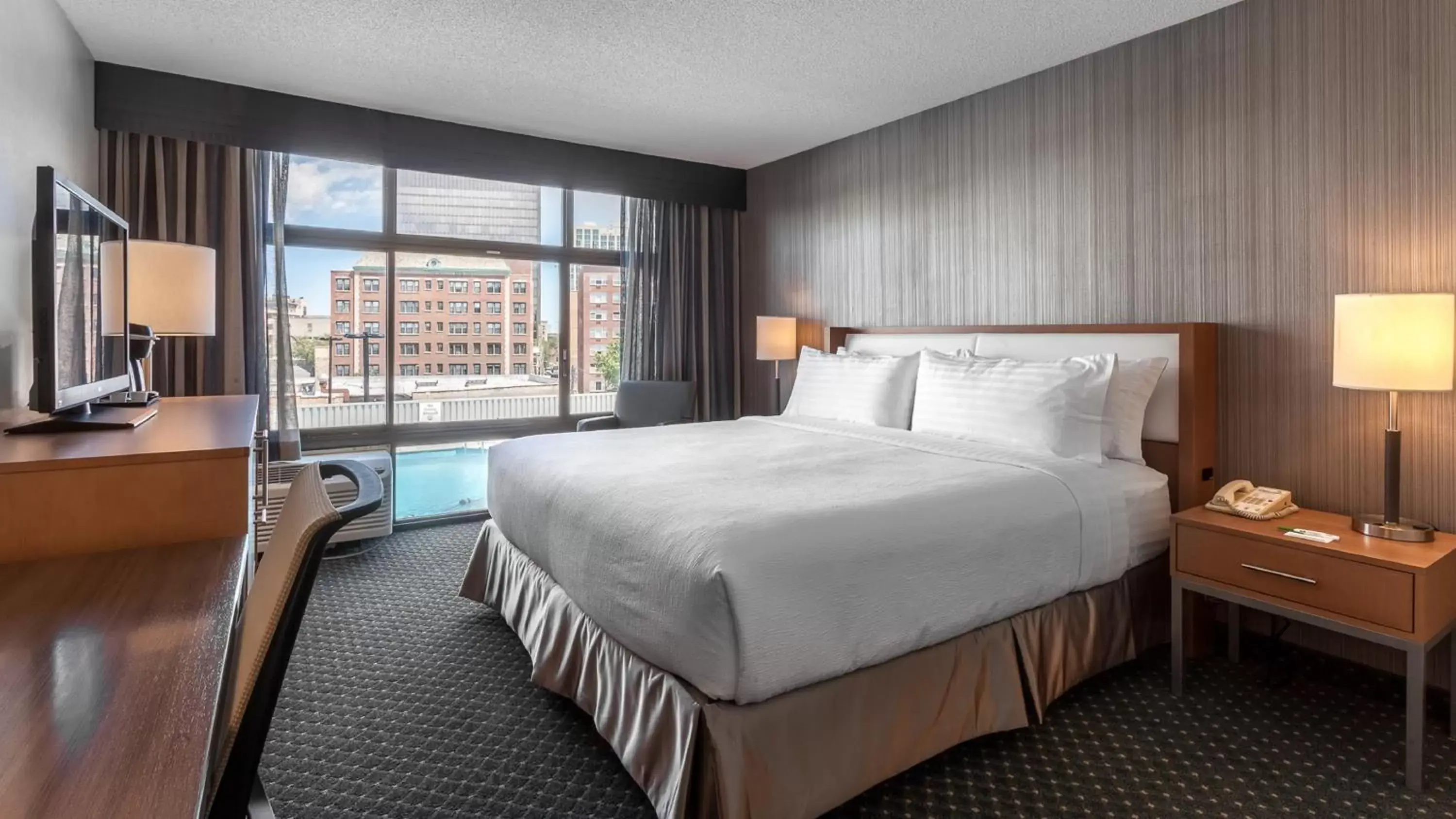 Standard King Room with City View in Holiday Inn Chicago North-Evanston by IHG Standard King Room with City View in Holiday Inn Chicago North-Evanston by IHG