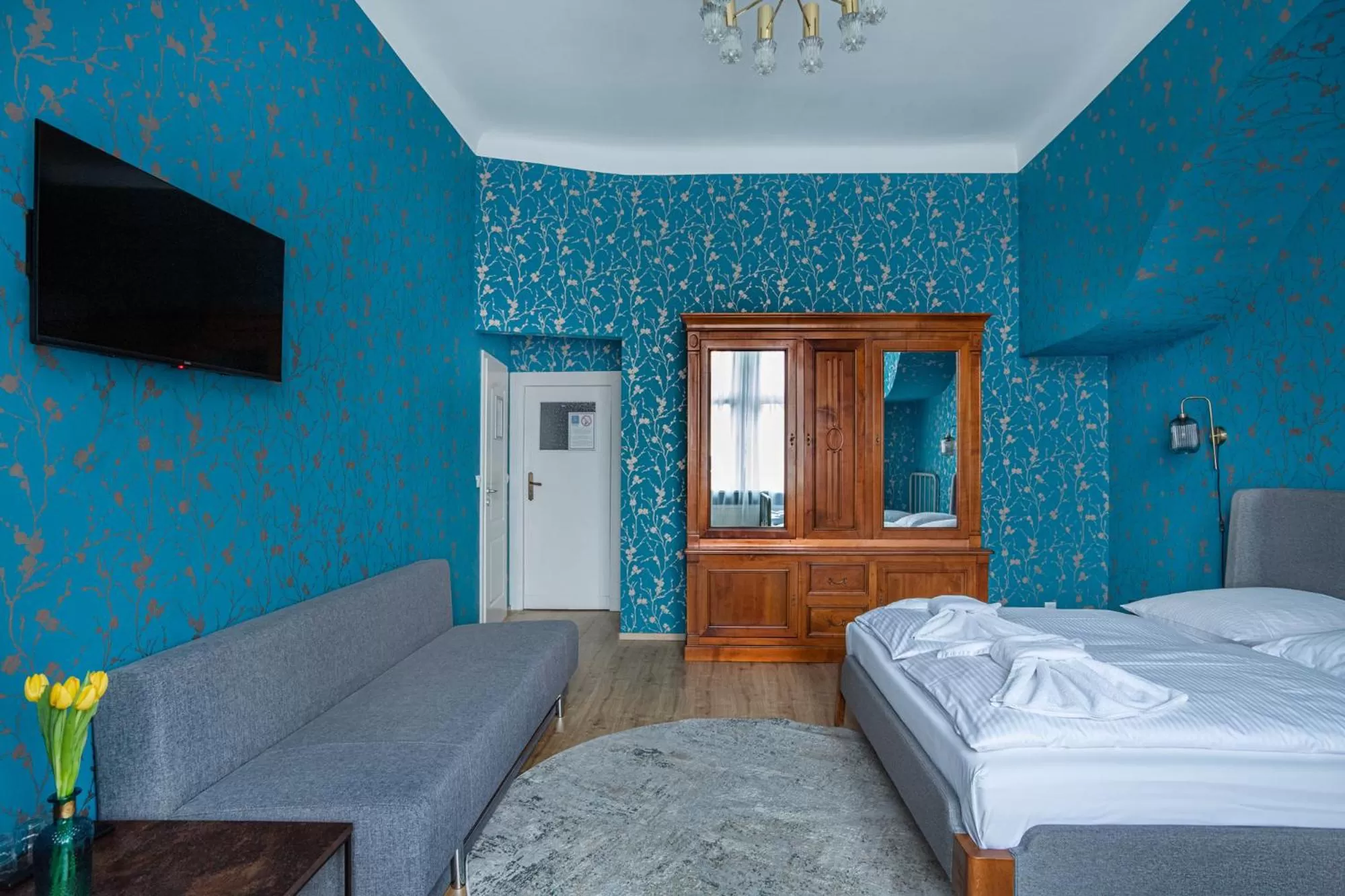 Photo of the whole room, Bed in Hotel BELLEVUE am Kurfürstendamm