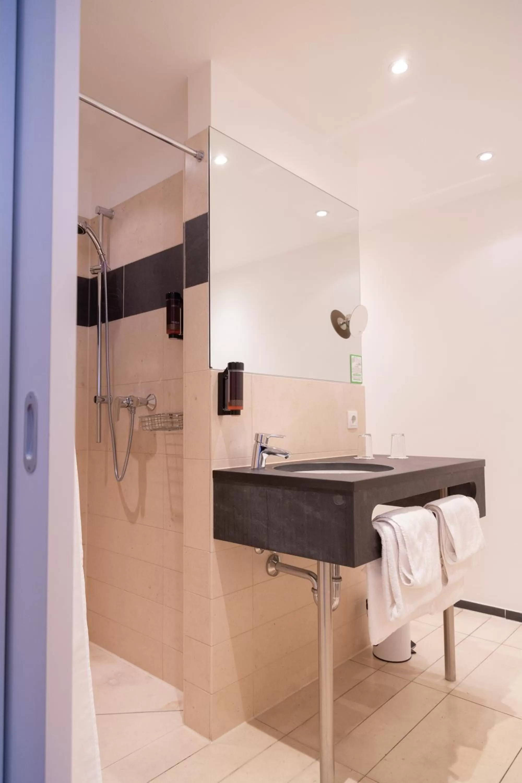 Shower in Das Ebertor - Hotel & Hostel