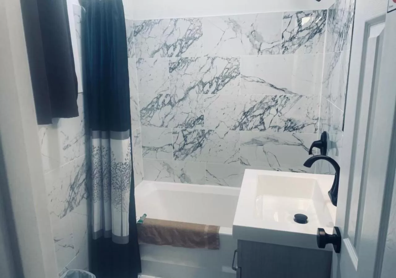 Bathroom in NORTHERN MOTEL