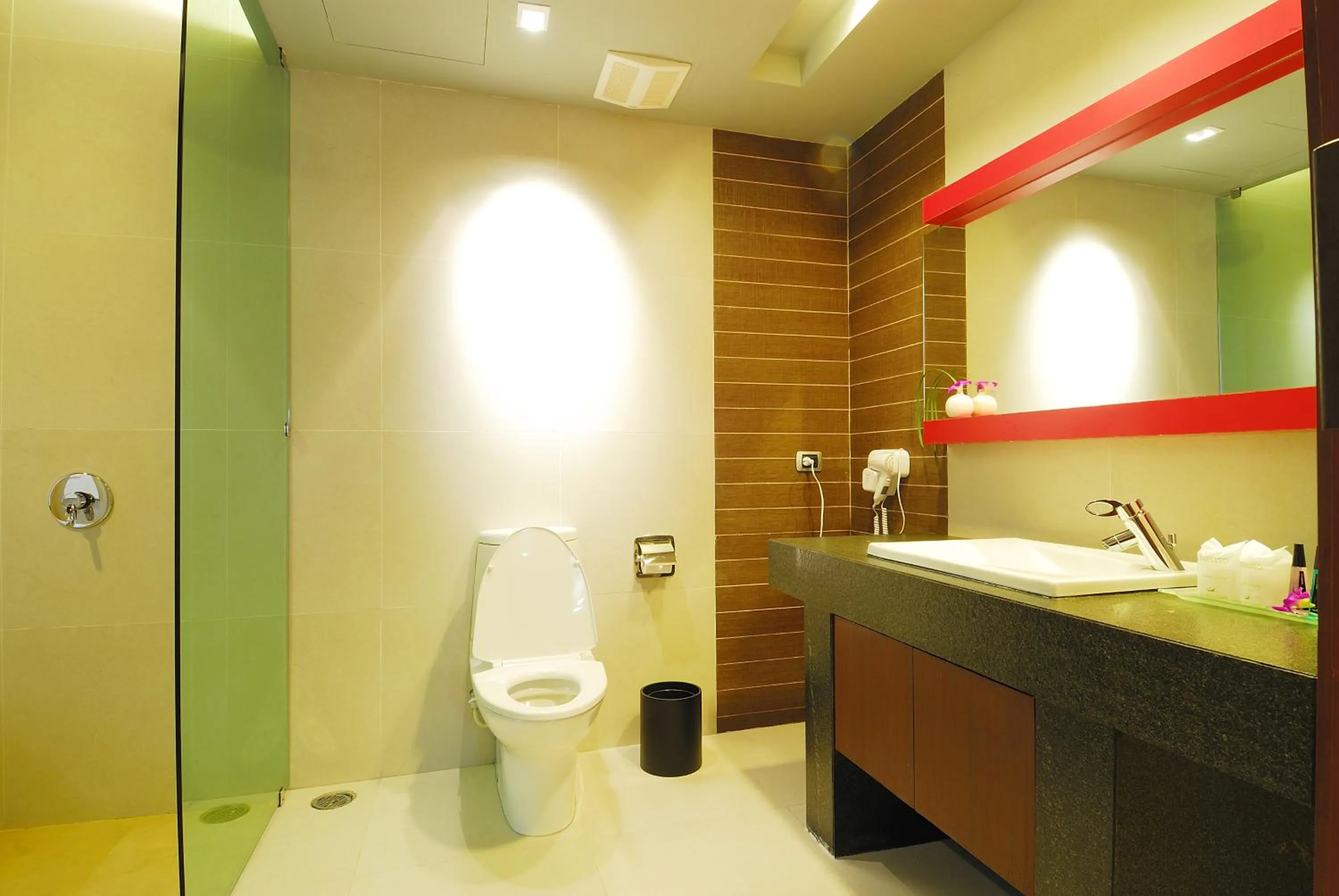 Shower in Long Beach Garden Hotel & Pavilions