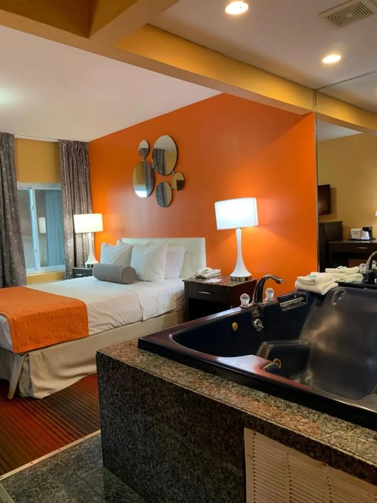 Bed in Howard Johnson by Wyndham North Bergen