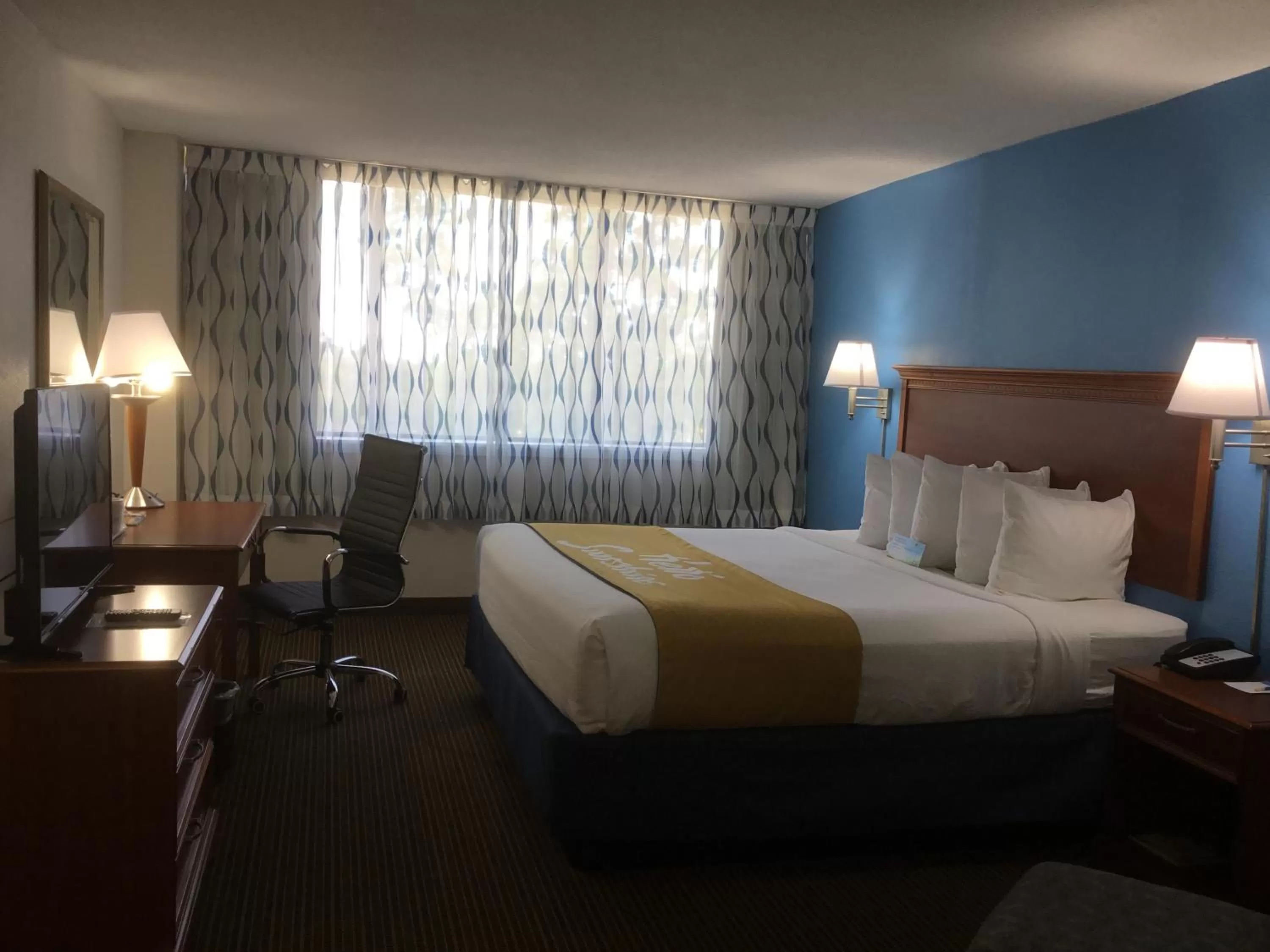 Bed in Days Inn & Suites by Wyndham Tallahassee Conf Center I-10