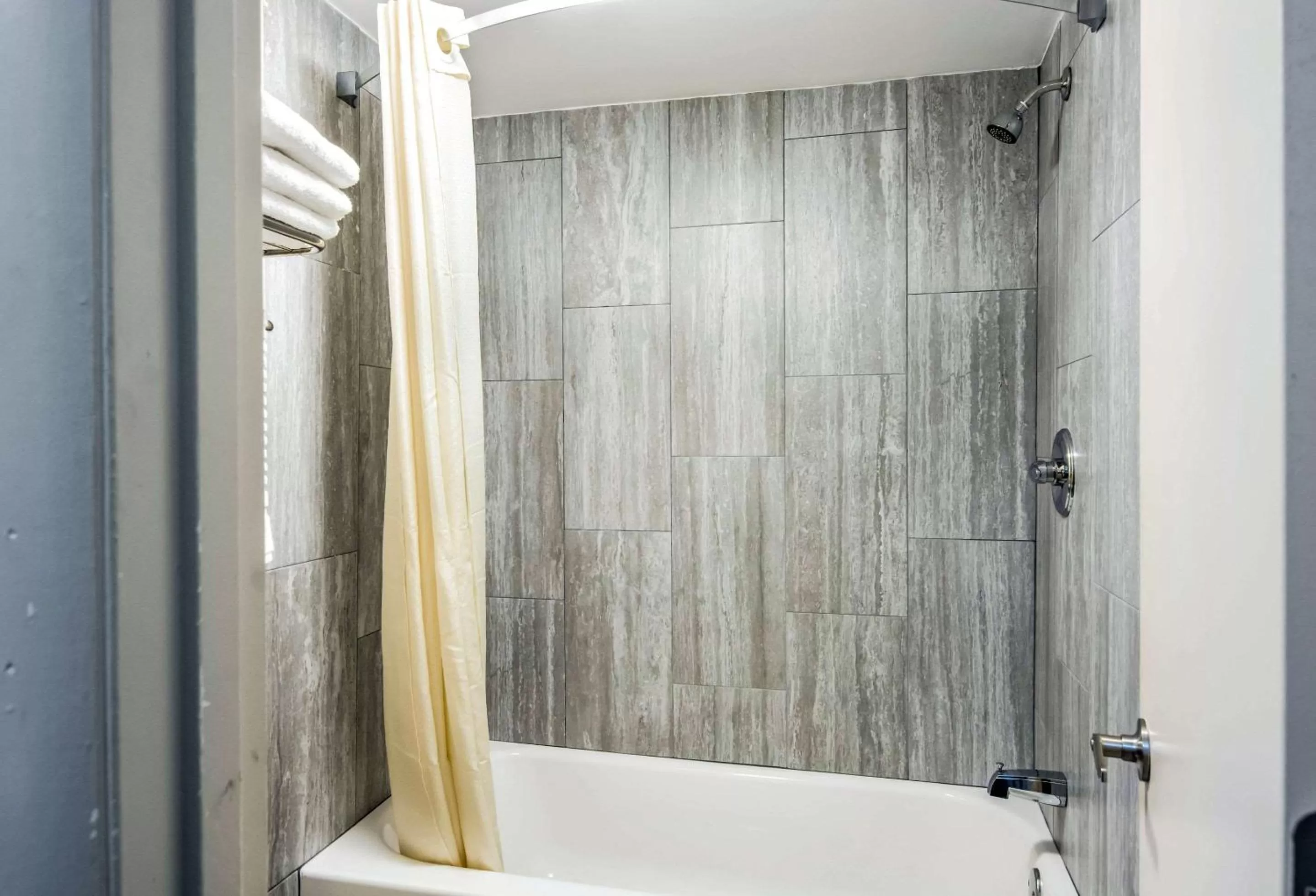 Bathroom in Brentwood Inn Richmond South