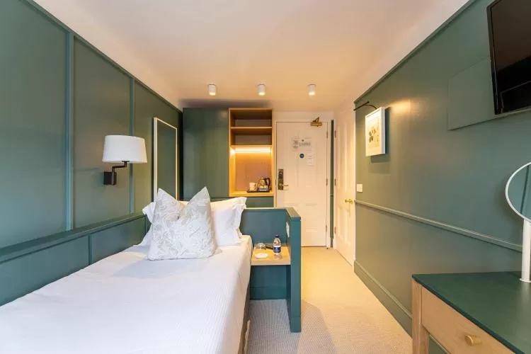 Coffee/tea facilities, Bed in The Goodenough Hotel London