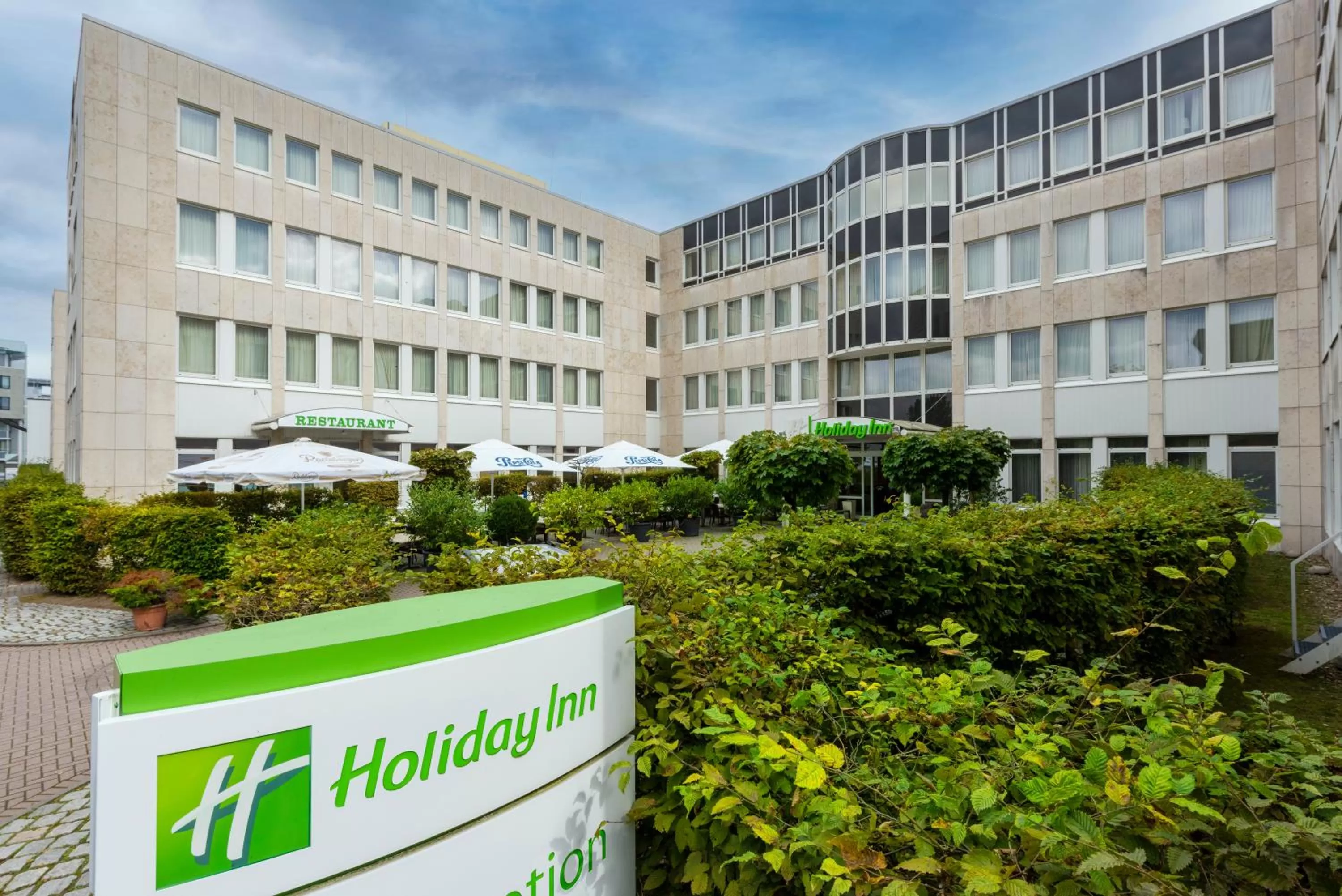 Facade/entrance in Holiday Inn Frankfurt Airport - Neu-Isenburg by IHG