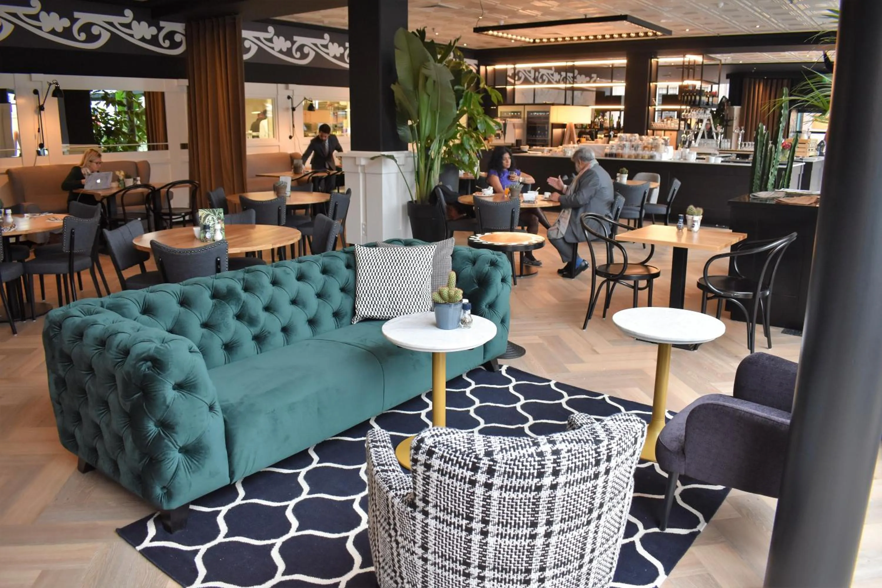 Restaurant/places to eat in Hotel Theater Figi