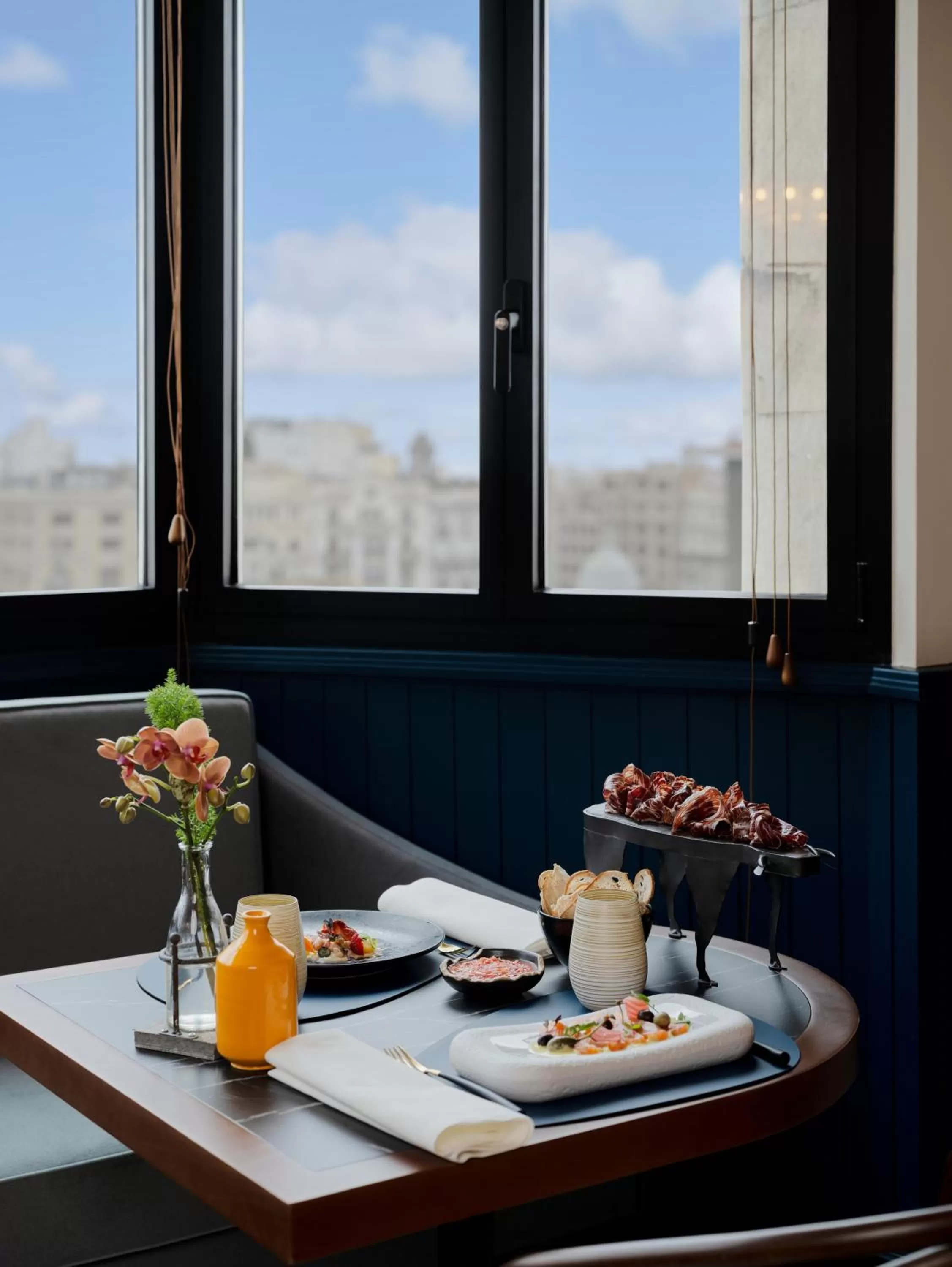 Restaurant/places to eat in Only YOU Hotel Valencia