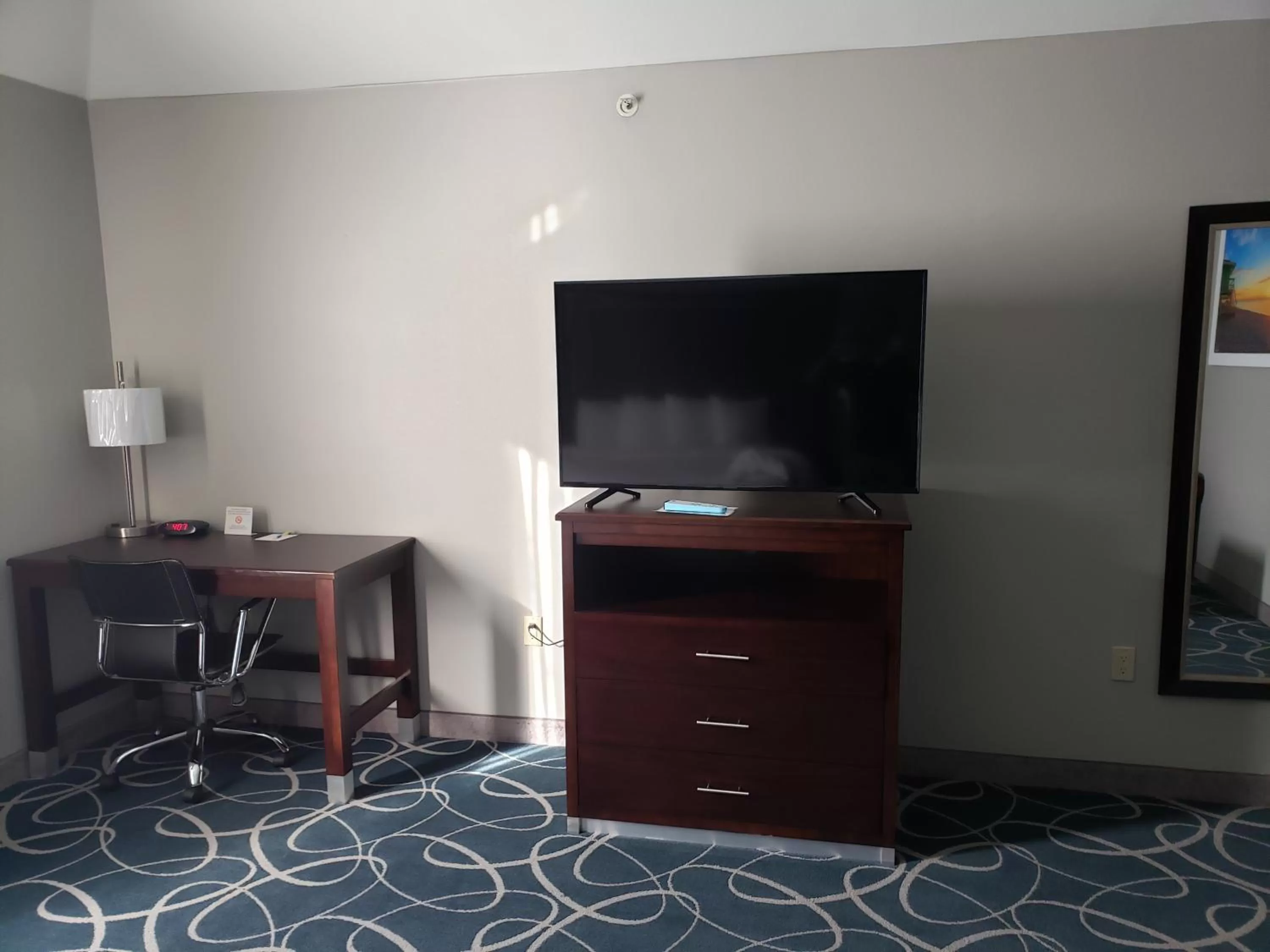 TV and multimedia in Days Inn & Suites by Wyndham Cleburne TX