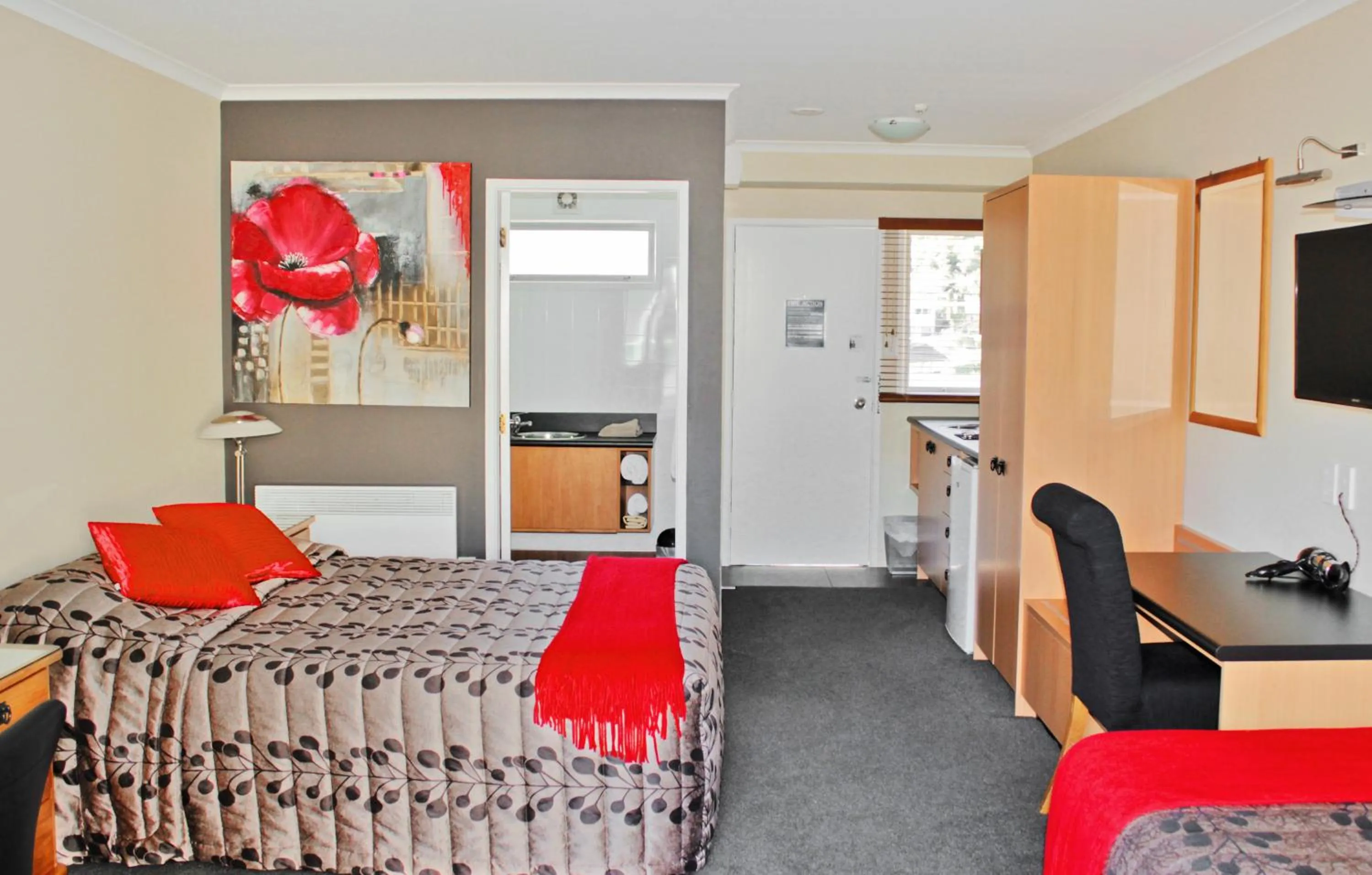 Photo of the whole room, Bed in Beachcomber Inn Picton