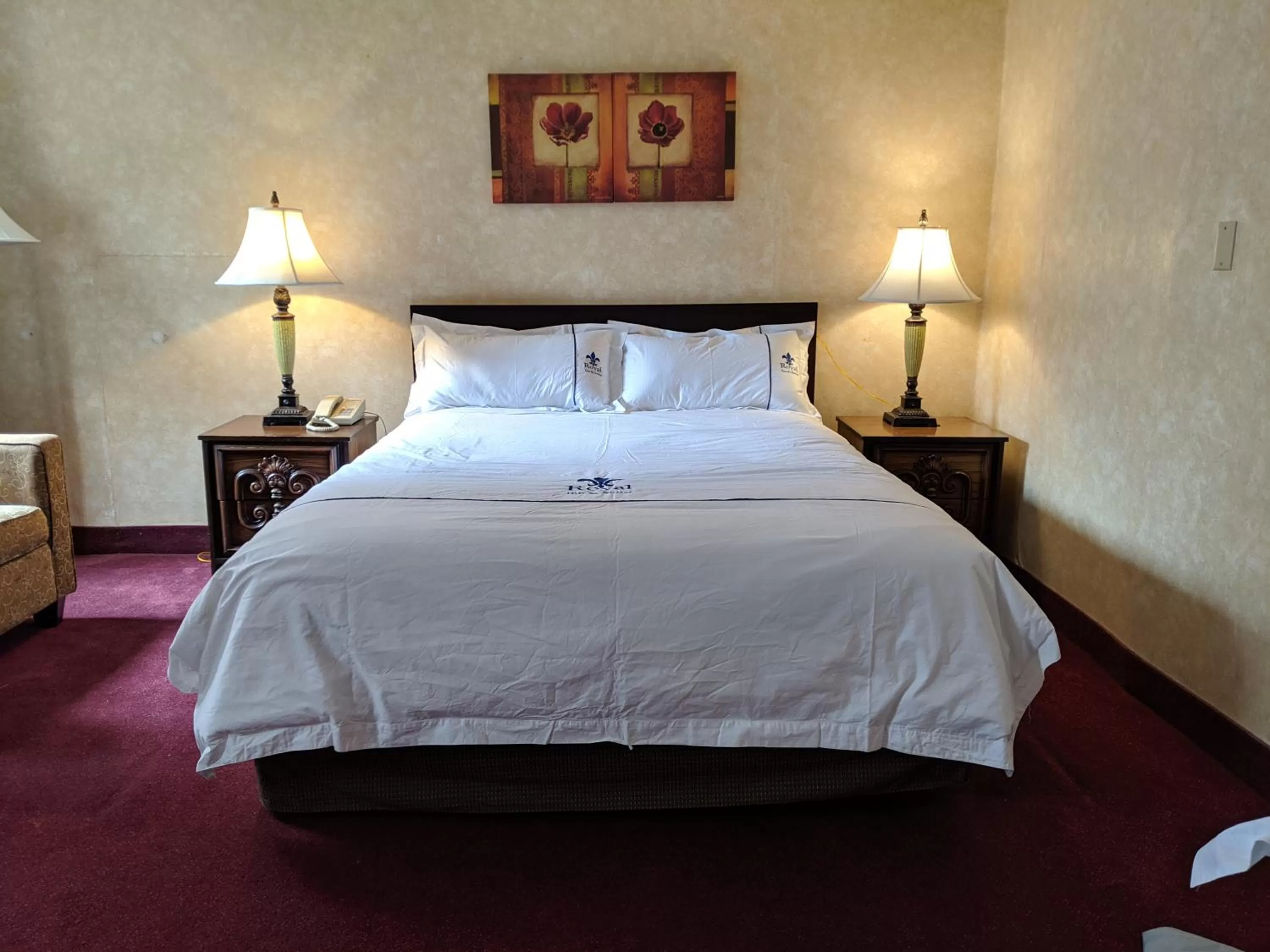 Bed in Royal Inn and Suites at Guelph