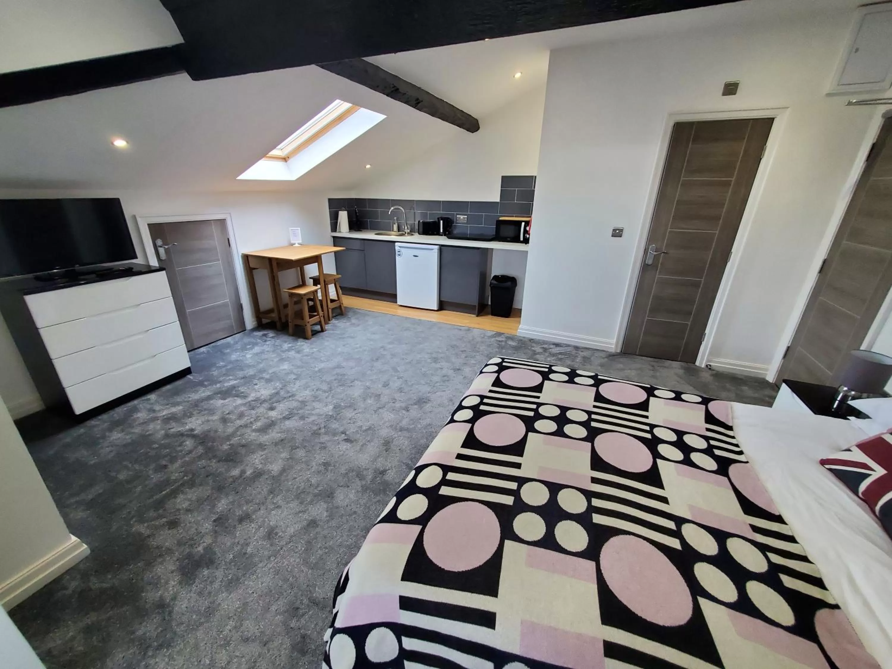 Kitchen or kitchenette, Bed in The Ashcroft Studios & Apartments with Free Parking