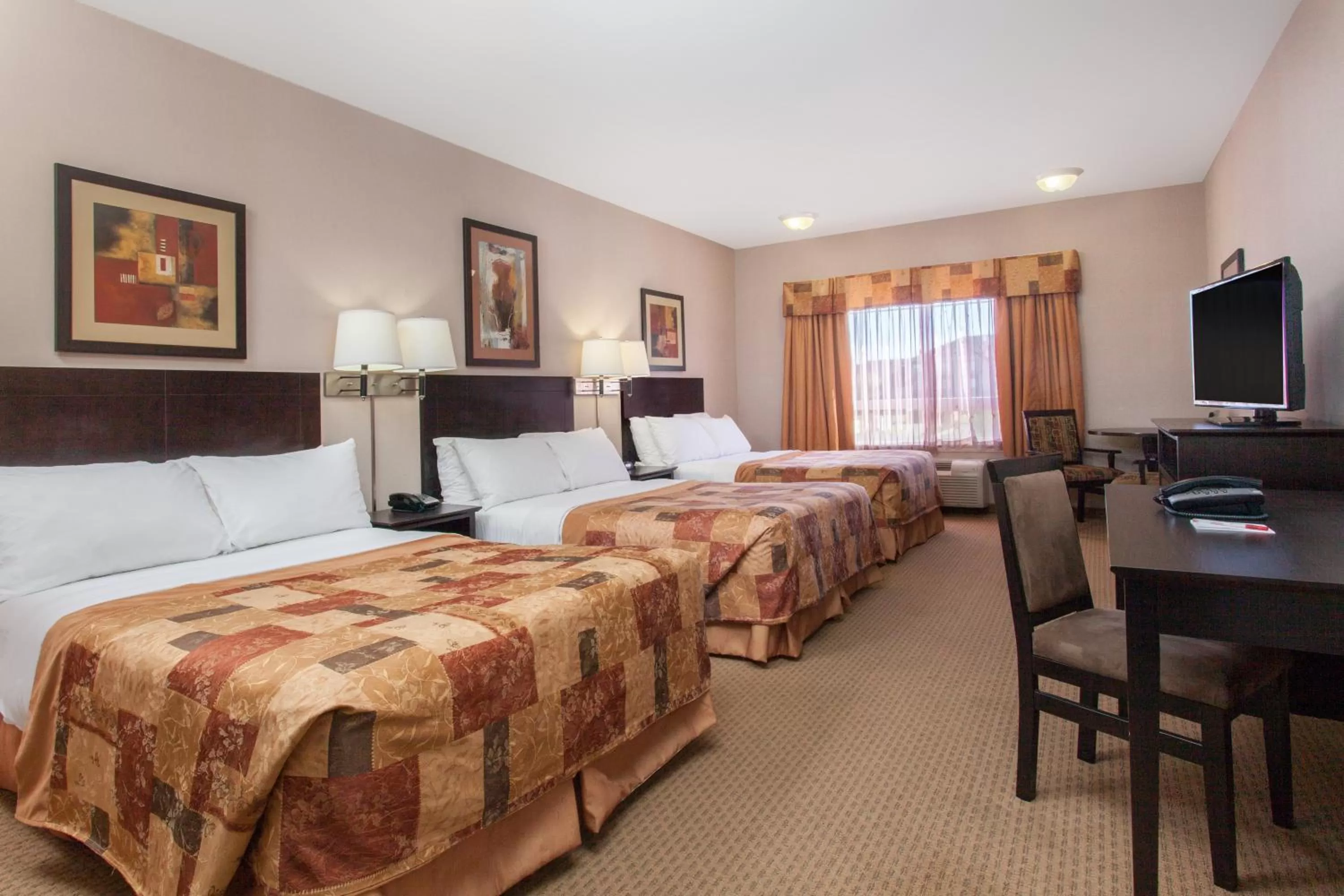Photo of the whole room, Bed in Ramada by Wyndham Brooks