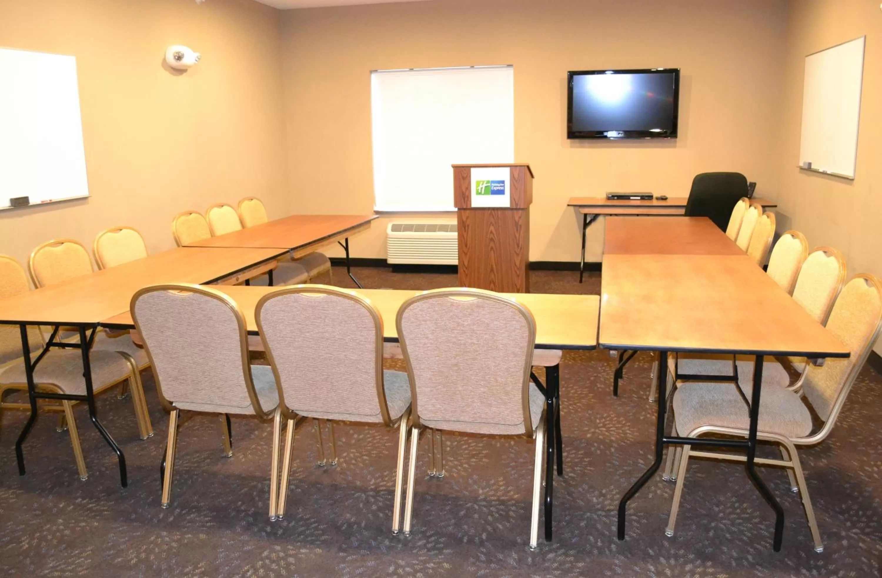 Meeting/conference room in Holiday Inn Express & Suites Northwood by IHG