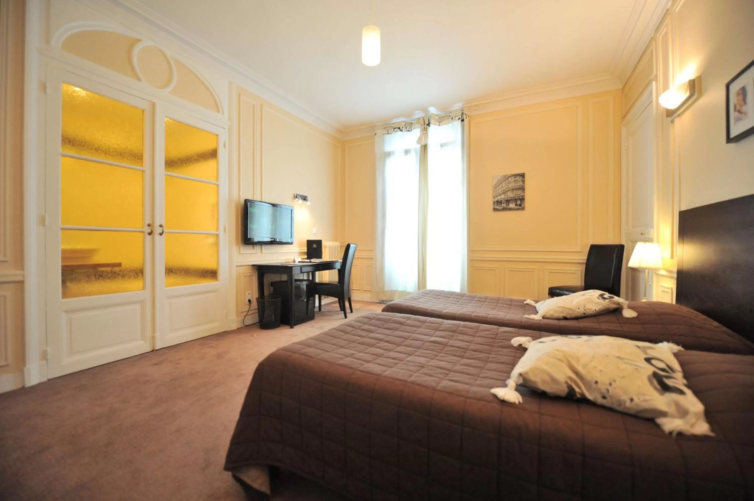 Photo of the whole room, Bed in Best Western Continental Pau Centre