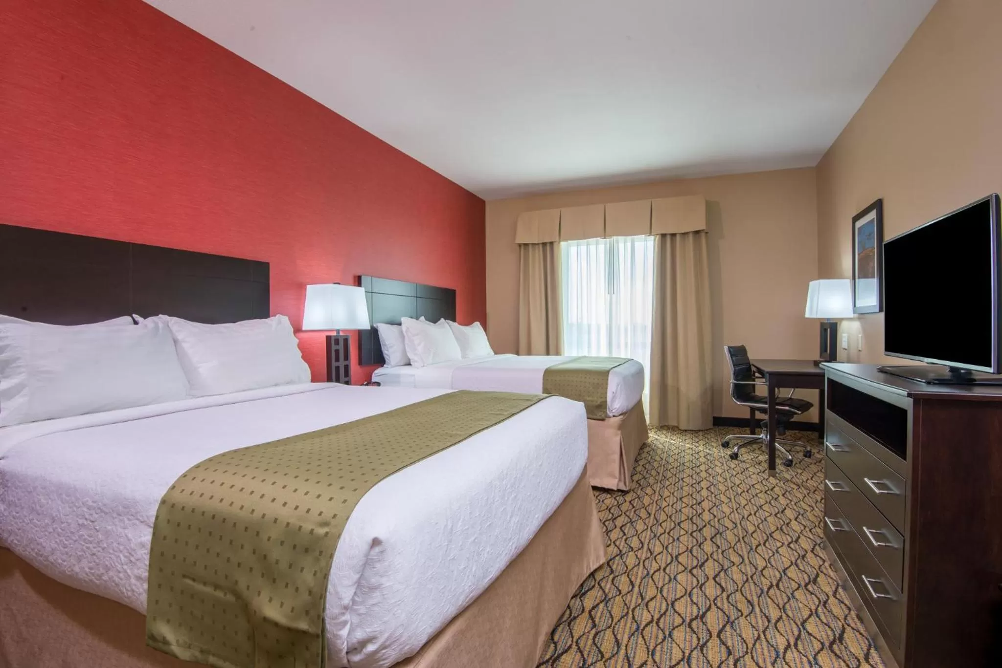 Photo of the whole room, Bed in Holiday Inn Salina by IHG
