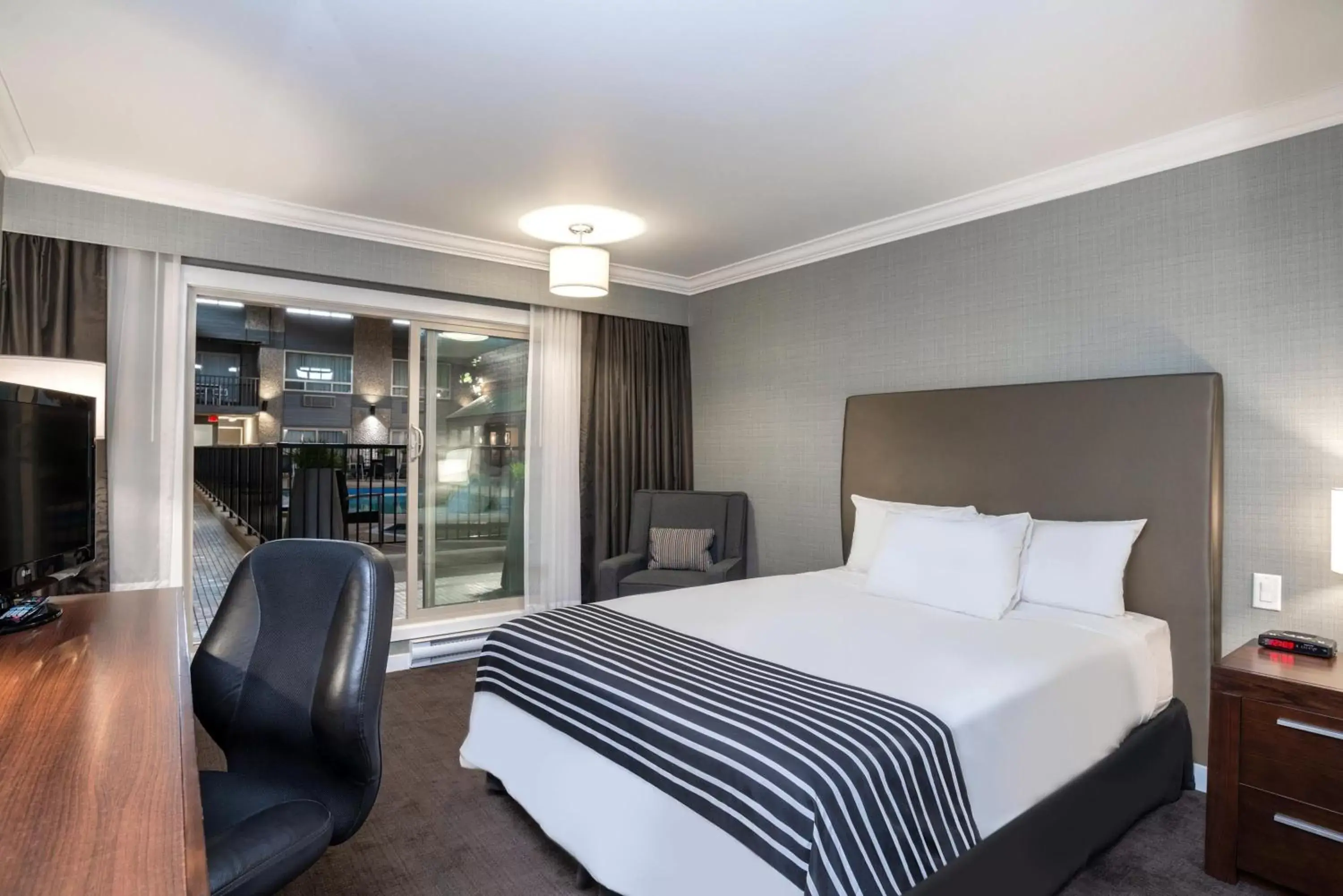 Standard Room, 1 Queen Bed, Selkirk Building in Sandman Hotel Revelstoke Standard Room, 1 Queen Bed, Selkirk Building in Sandman Hotel Revelstoke