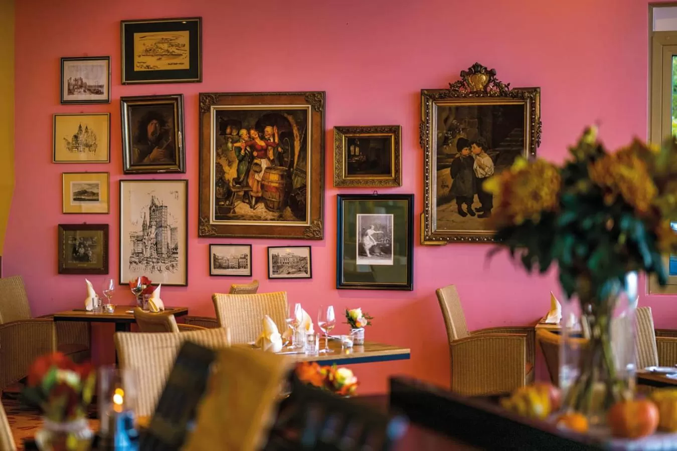 Restaurant/places to eat in Diehls Hotel