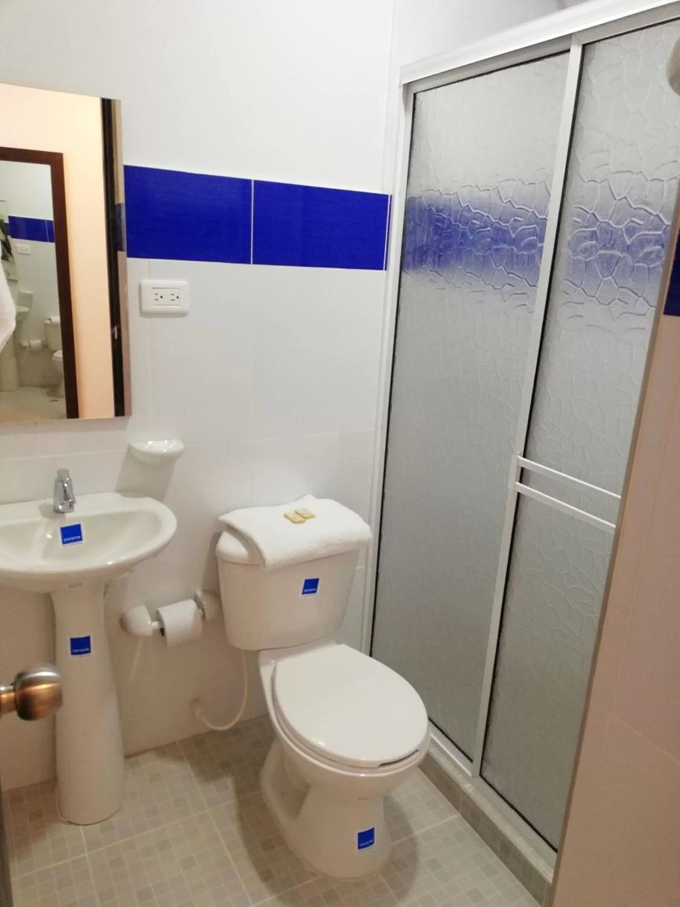 Toilet in Apartasuites San Marcos