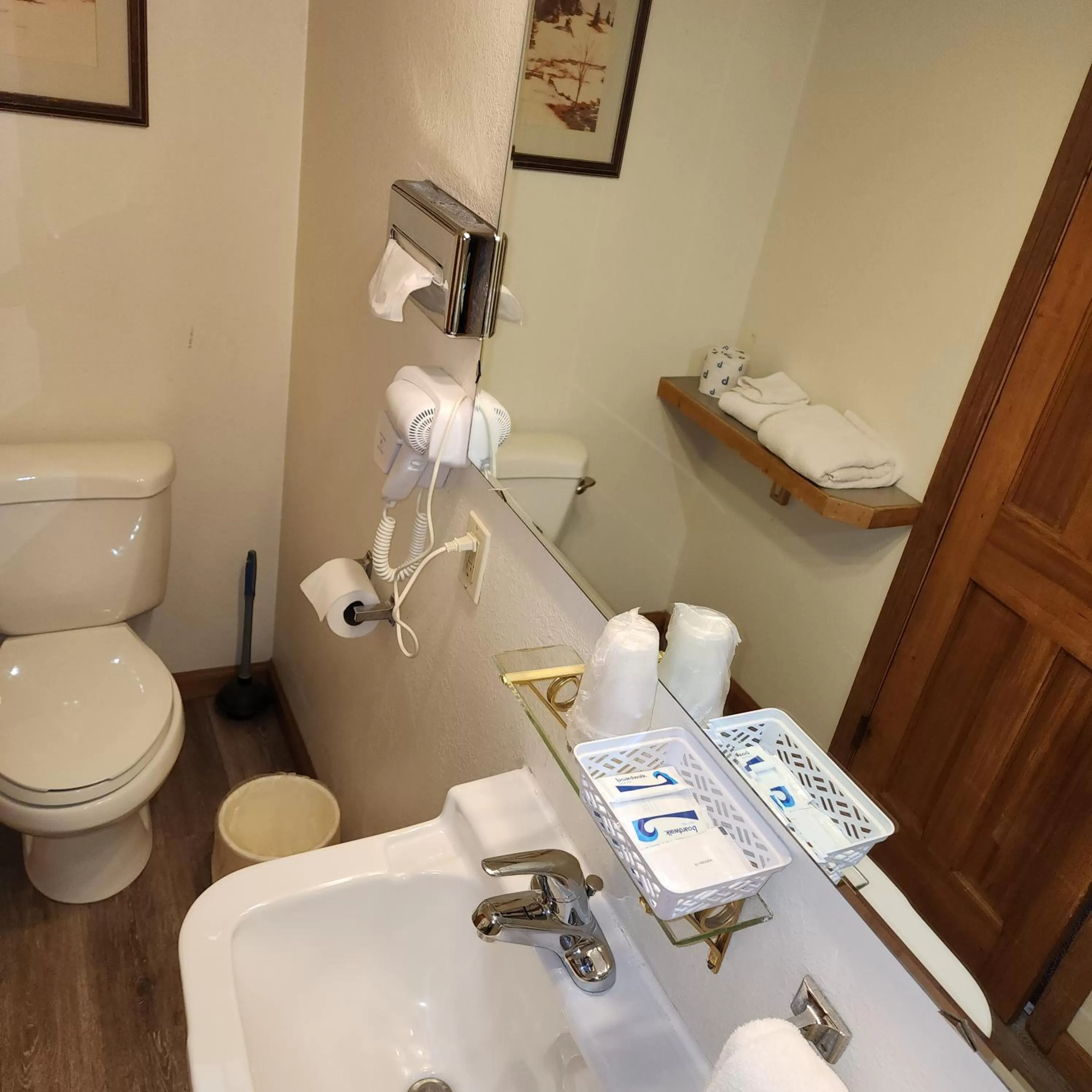 Bathroom in Canyon Motel near Rocky Mountain National Park