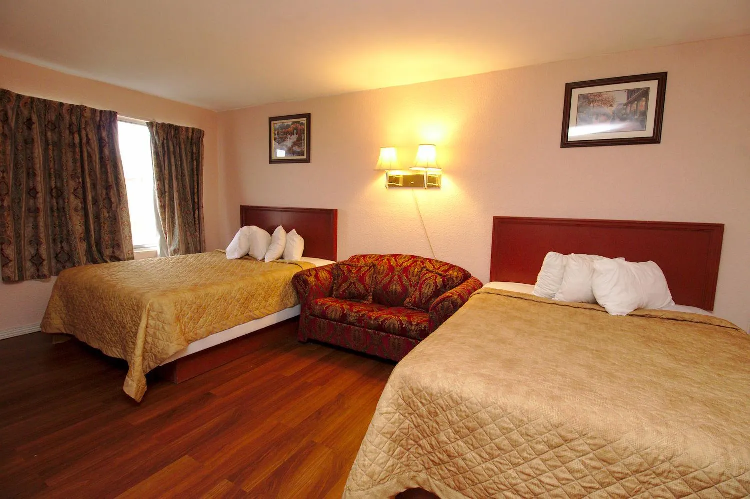 Bedroom, Bed in Niagara Lodge & Suites