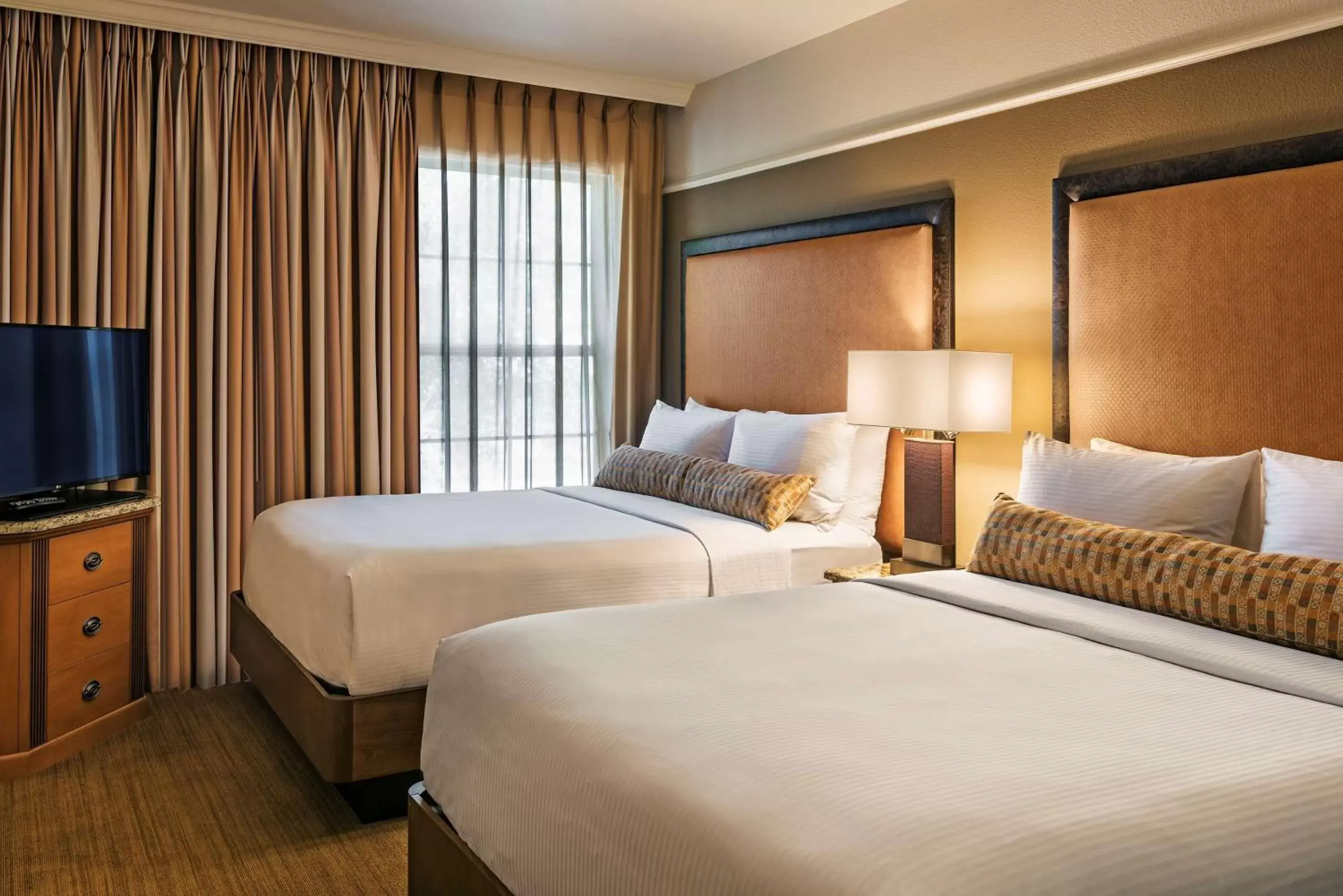 Two-Bedroom Suite with King and Two Queens in Sonesta Suites Scottsdale Gainey Ranch Two-Bedroom Suite with King and Two Queens in Sonesta Suites Scottsdale Gainey Ranch