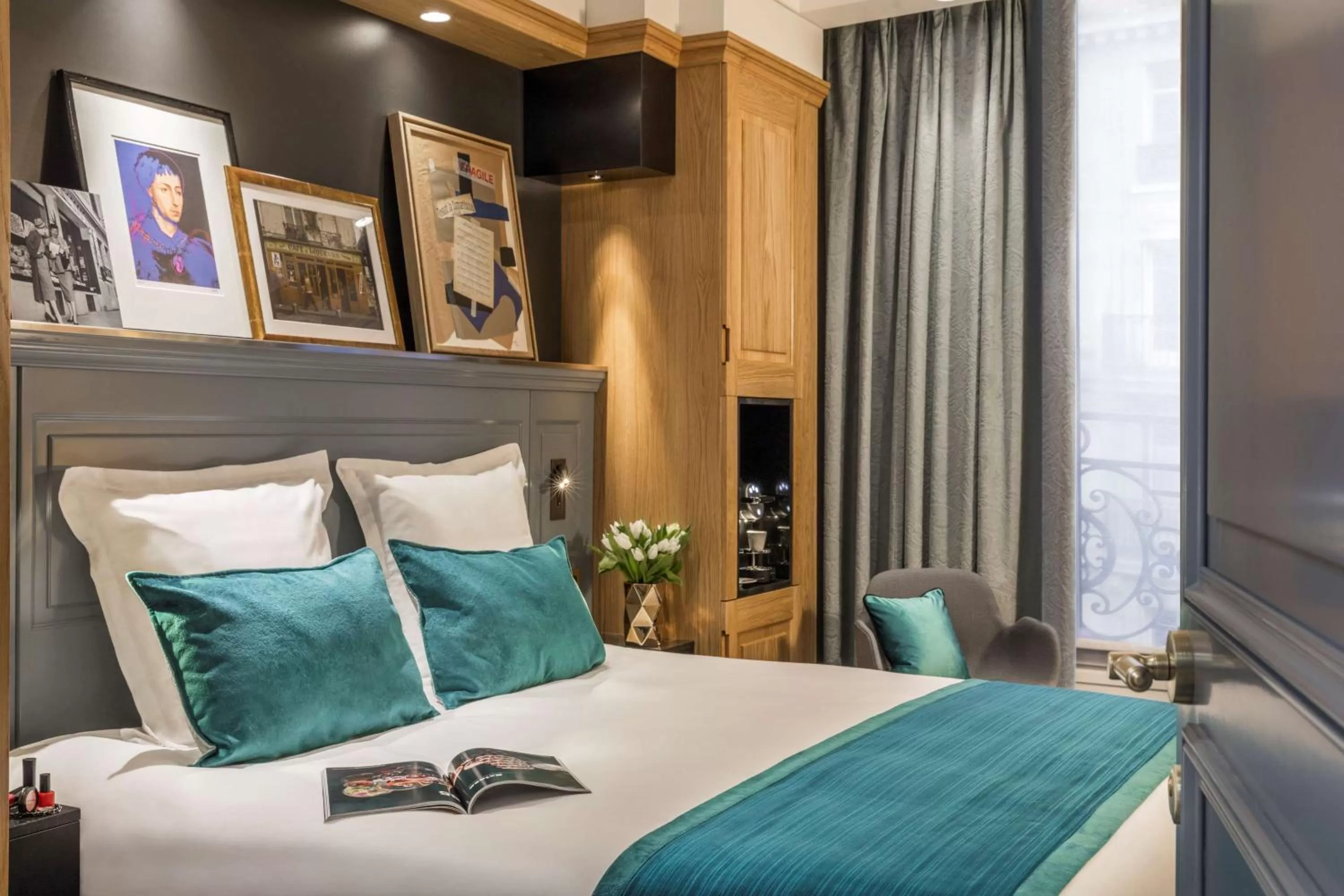 Photo of the whole room, Bed in Hotel Ducs de Bourgogne