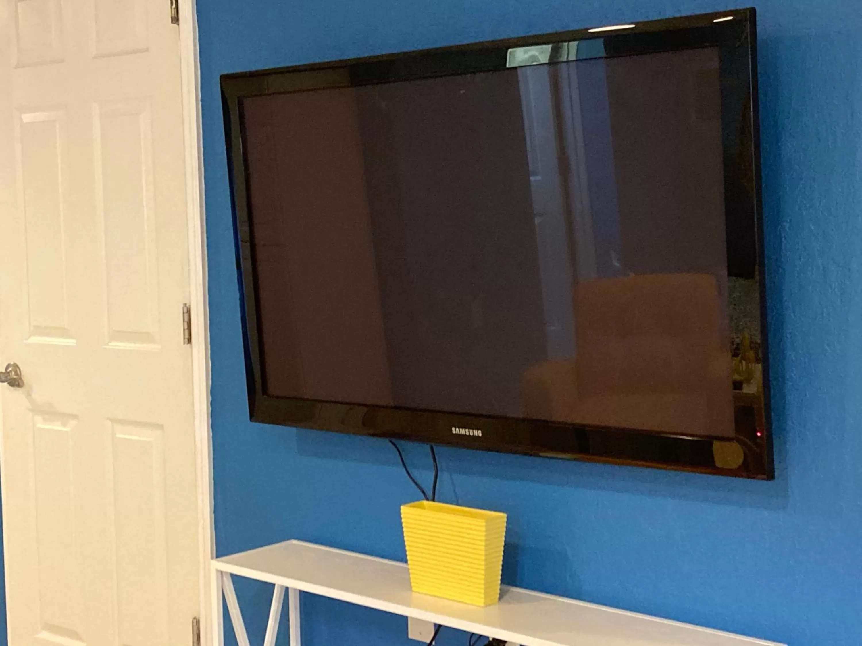 3Gulls Inn Ozona-Boutique Hotel-Steps from Restaurants & Brewery-SwimSpa Pool-Pet Friendly