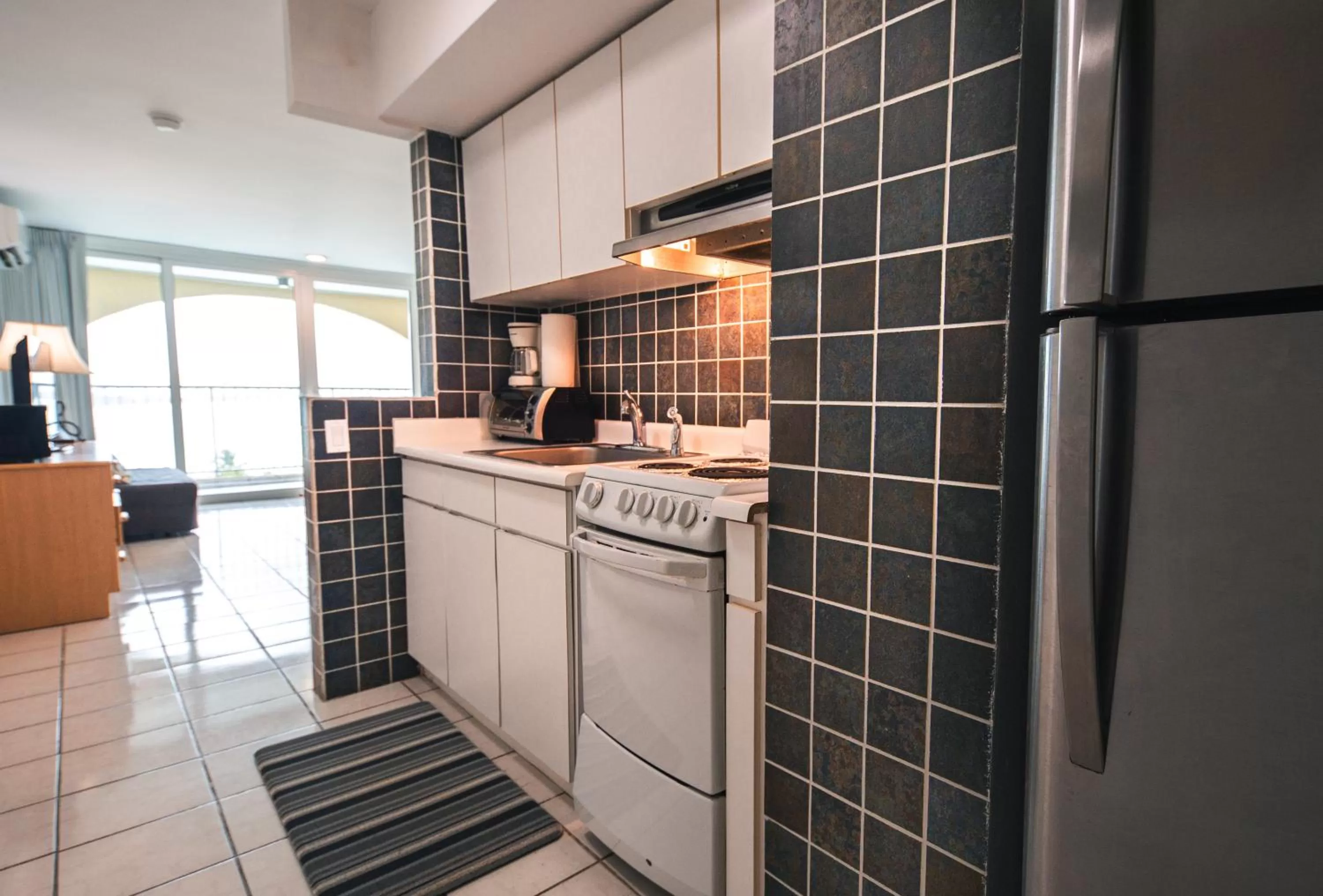 Kitchen or kitchenette in ESJ Towers by Chana