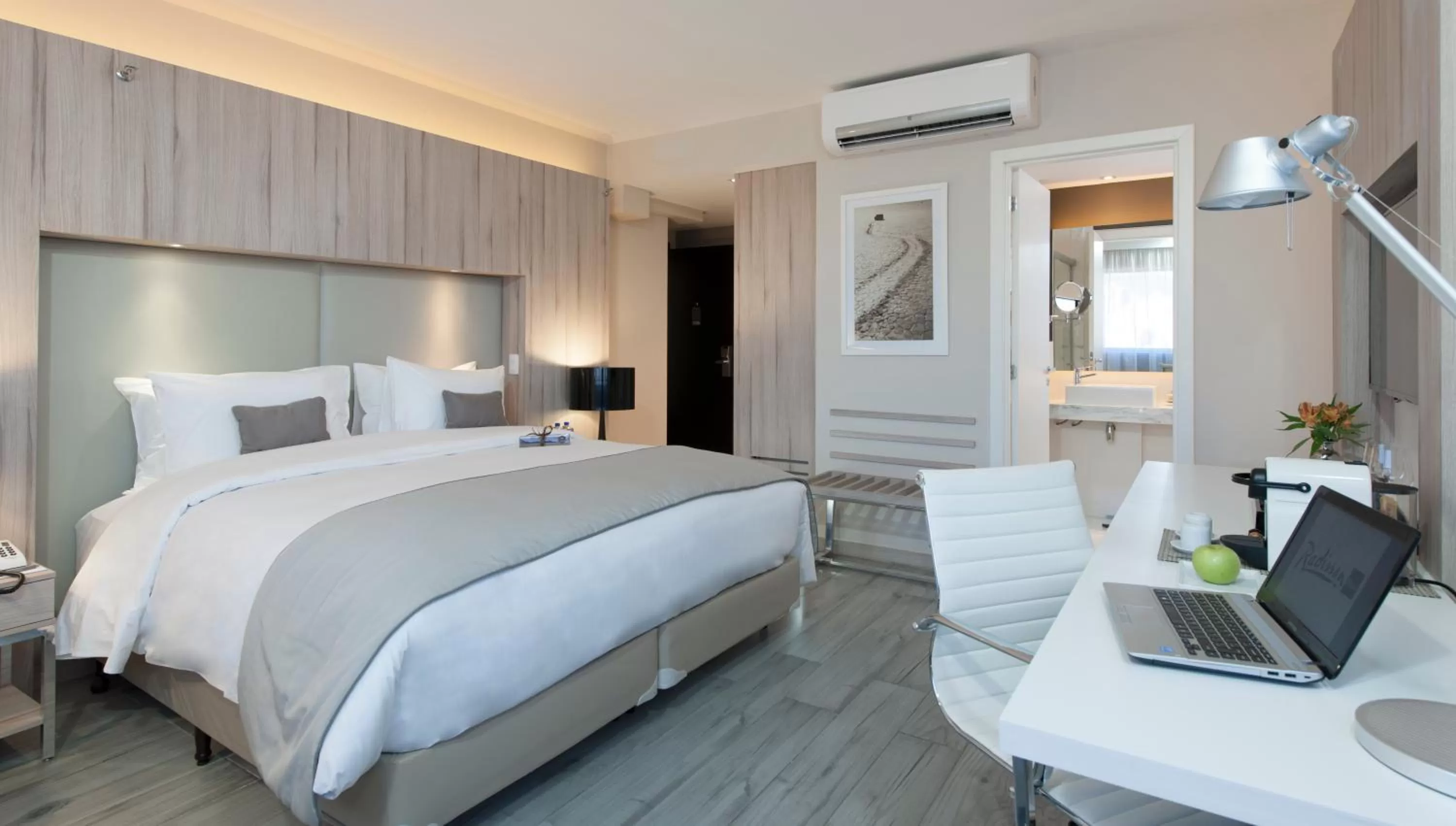 Photo of the whole room, Bed in Radisson Blu Belo Horizonte Savassi