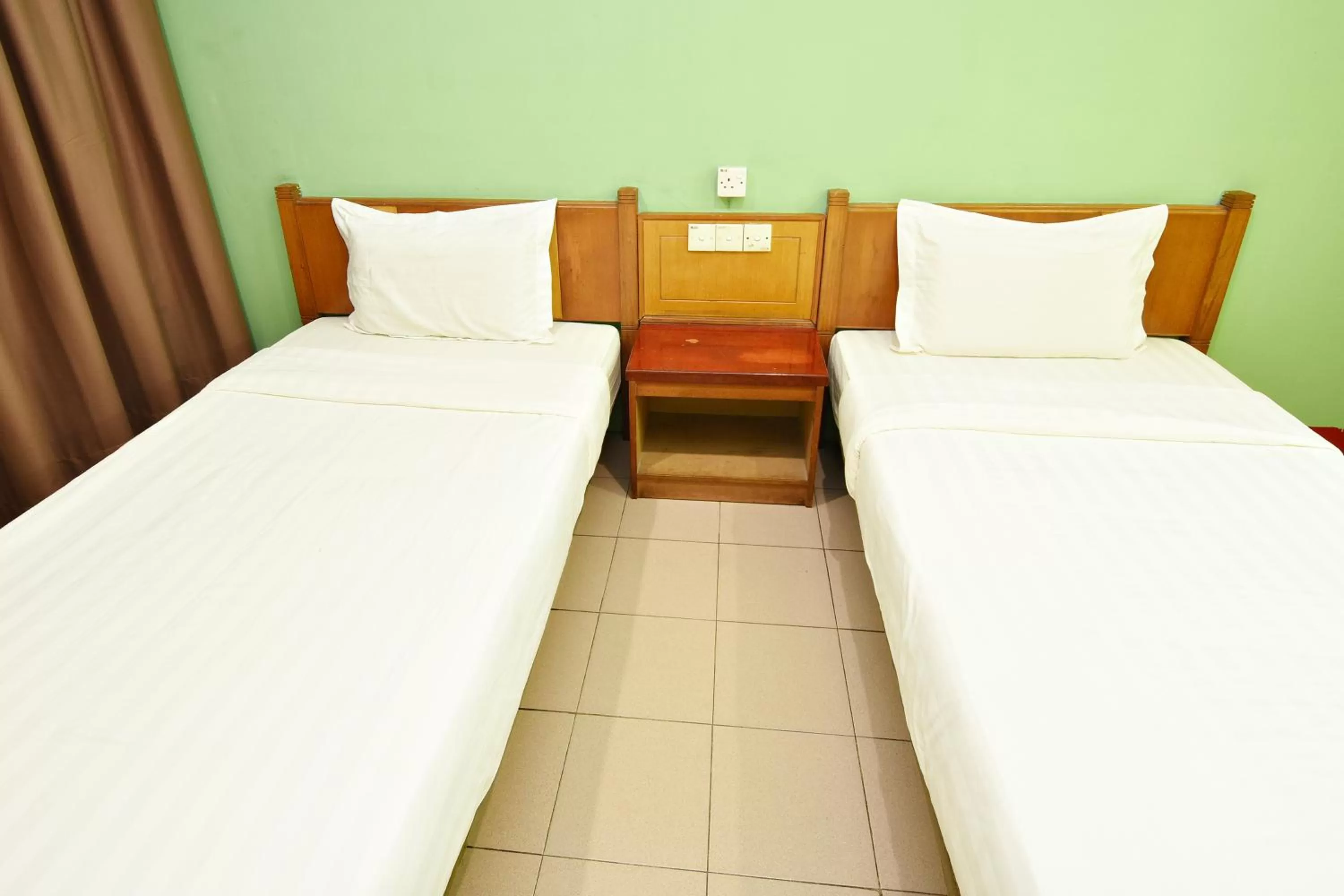 Bedroom, Bed in Mandarin Inn by Glex