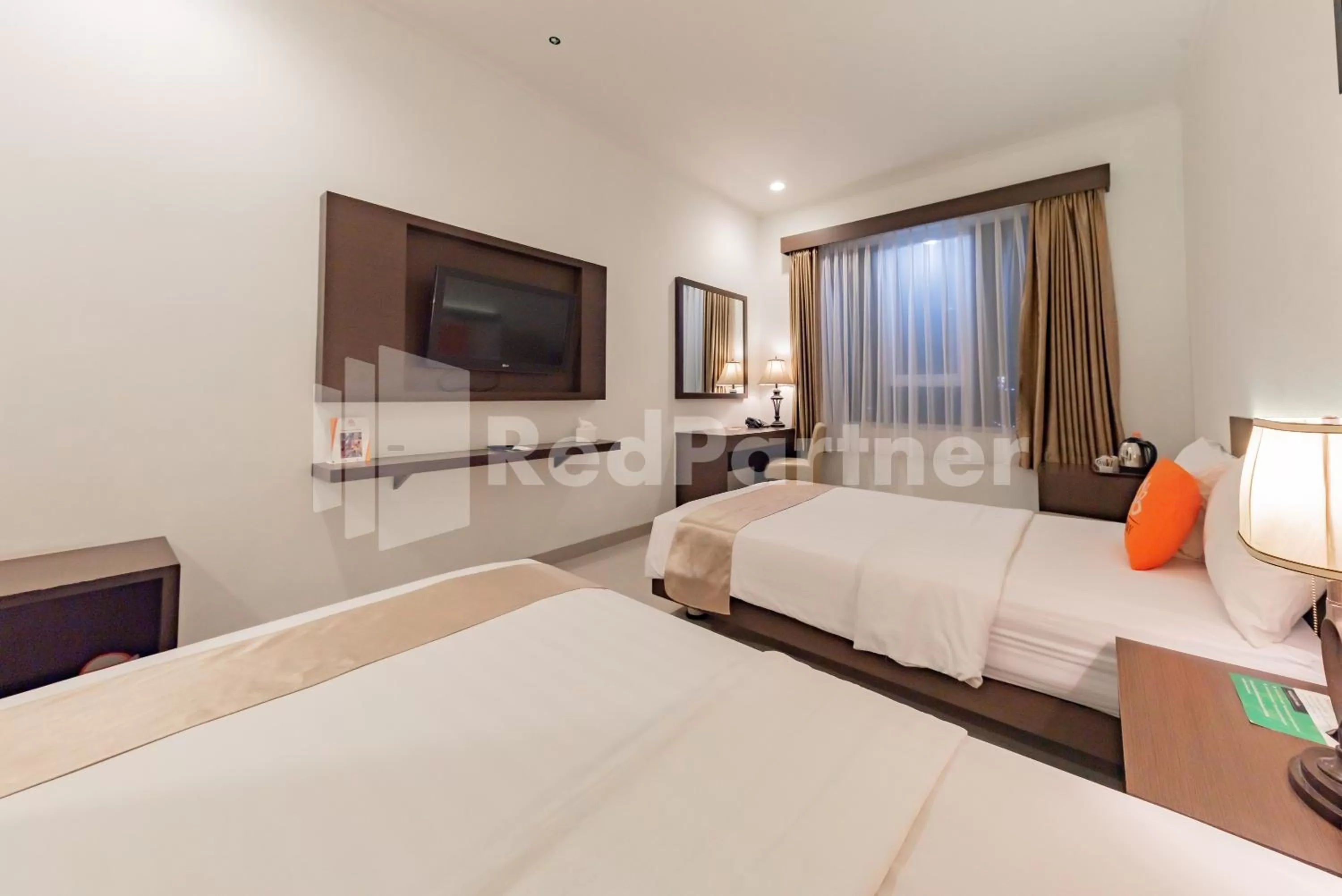 Bedroom, Bed in Alqueby Hotel near Kiara Artha Park & Trans Studio Mall Mitra RedDoorz
