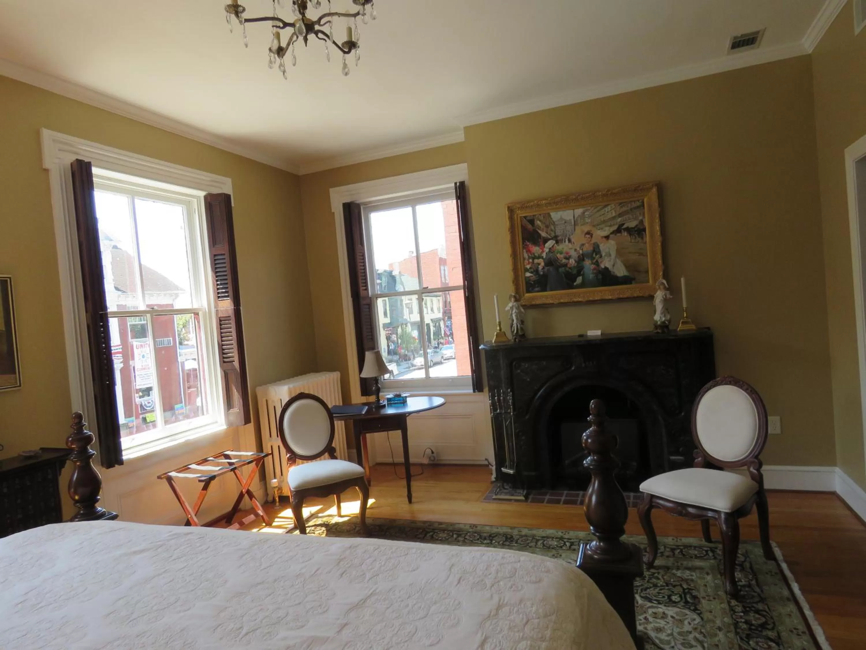 Bed in The Swope Manor Bed & Breakfast