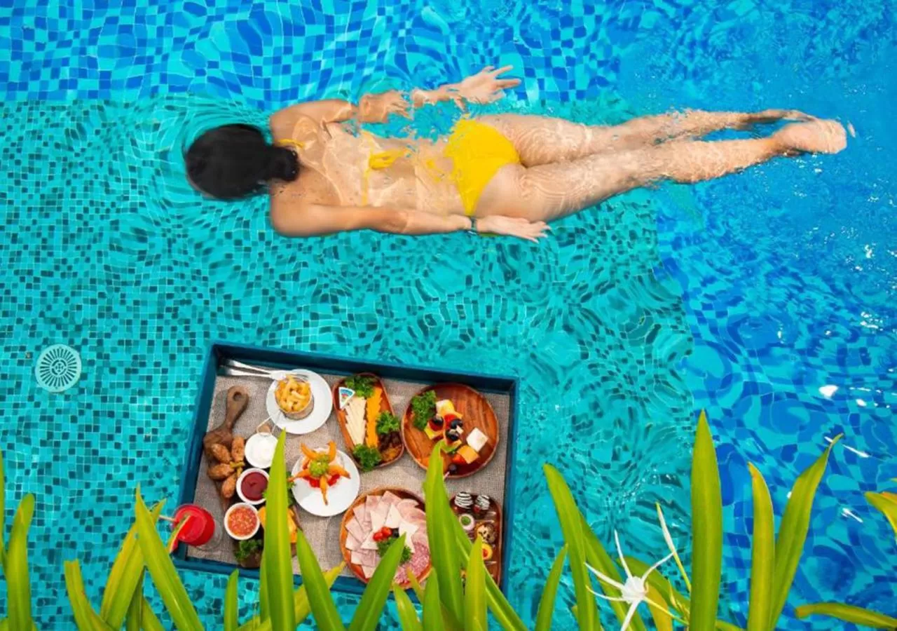 Swimming pool in Azura Gold Hotel & Apartment