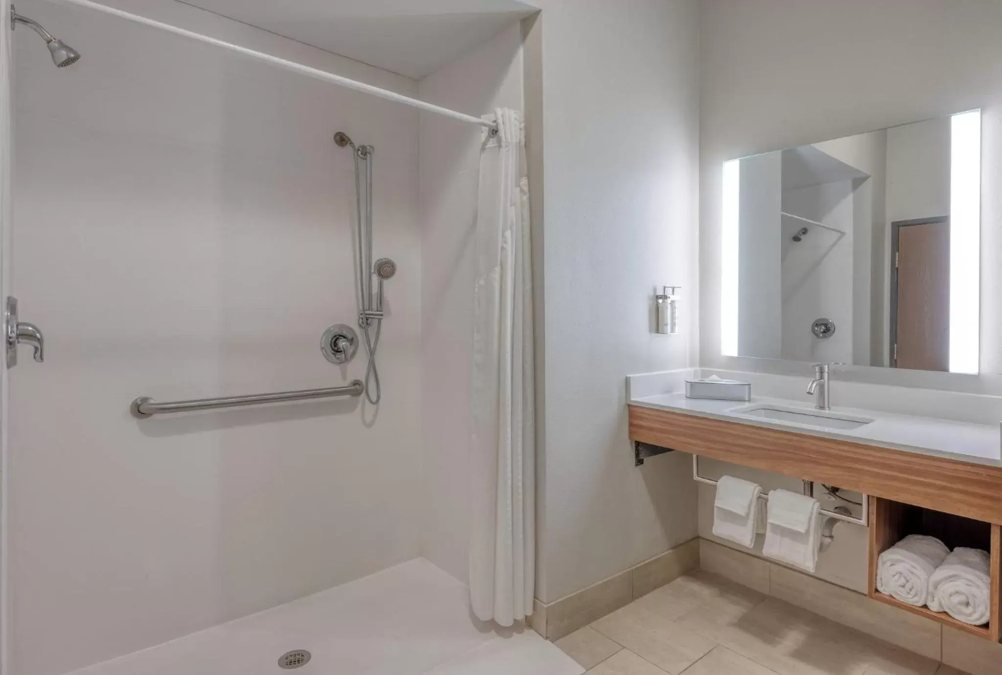 King Room with Roll In Shower - Non-Smoking in Holiday Inn Express Hotel & Suites Thornburg-S. Fredericksburg by IHG King Room with Roll In Shower - Non-Smoking in Holiday Inn Express Hotel & Suites Thornburg-S. Fredericksburg by IHG