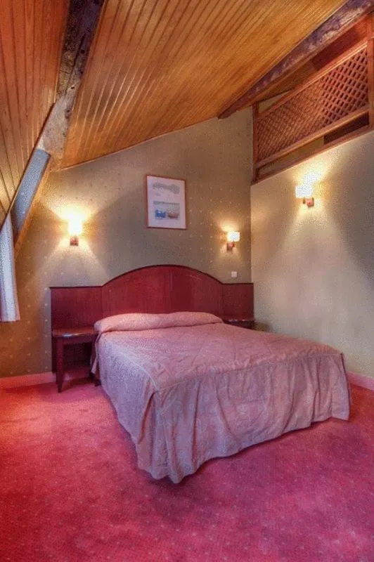 Photo of the whole room, Bed in Hotel Le Faubourg Opera