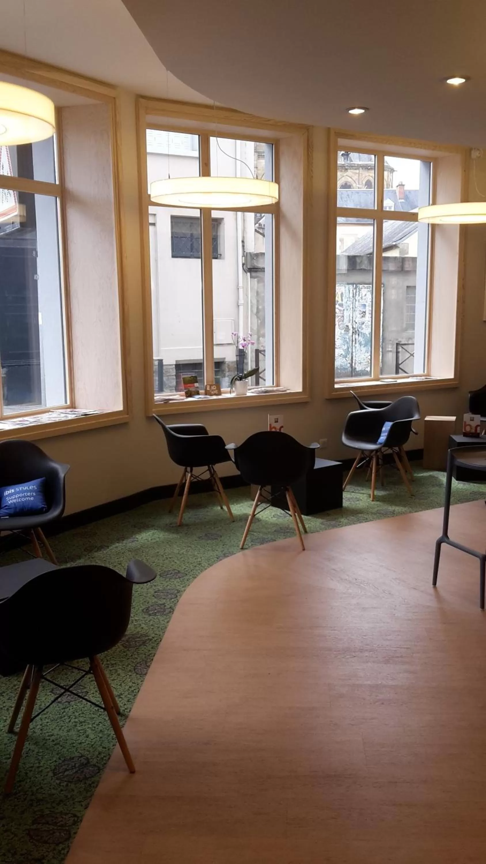 Lounge or bar in ibis Styles Moulins Centre