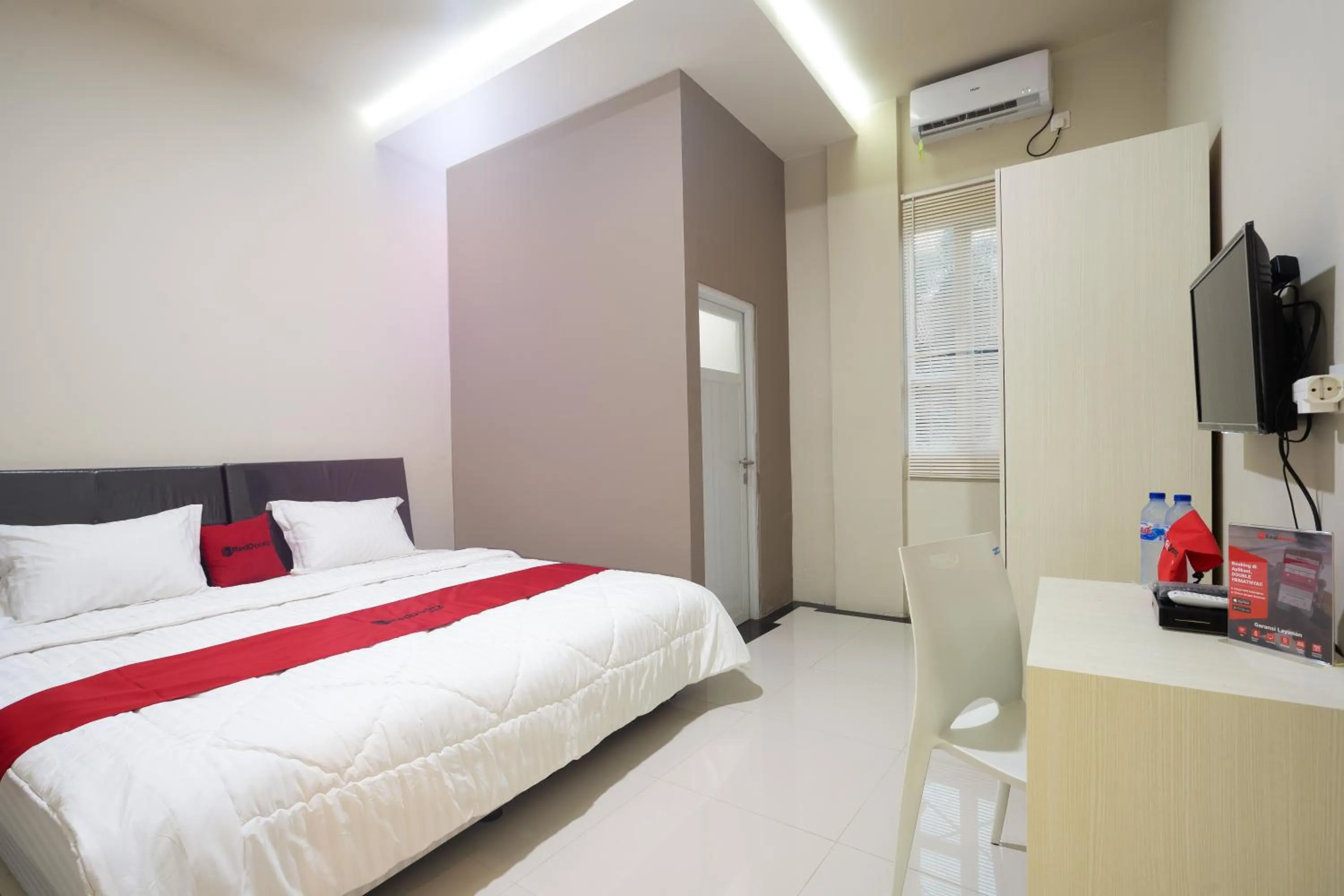 Bedroom, Bed in RedDoorz near IPB Dramaga Bogor