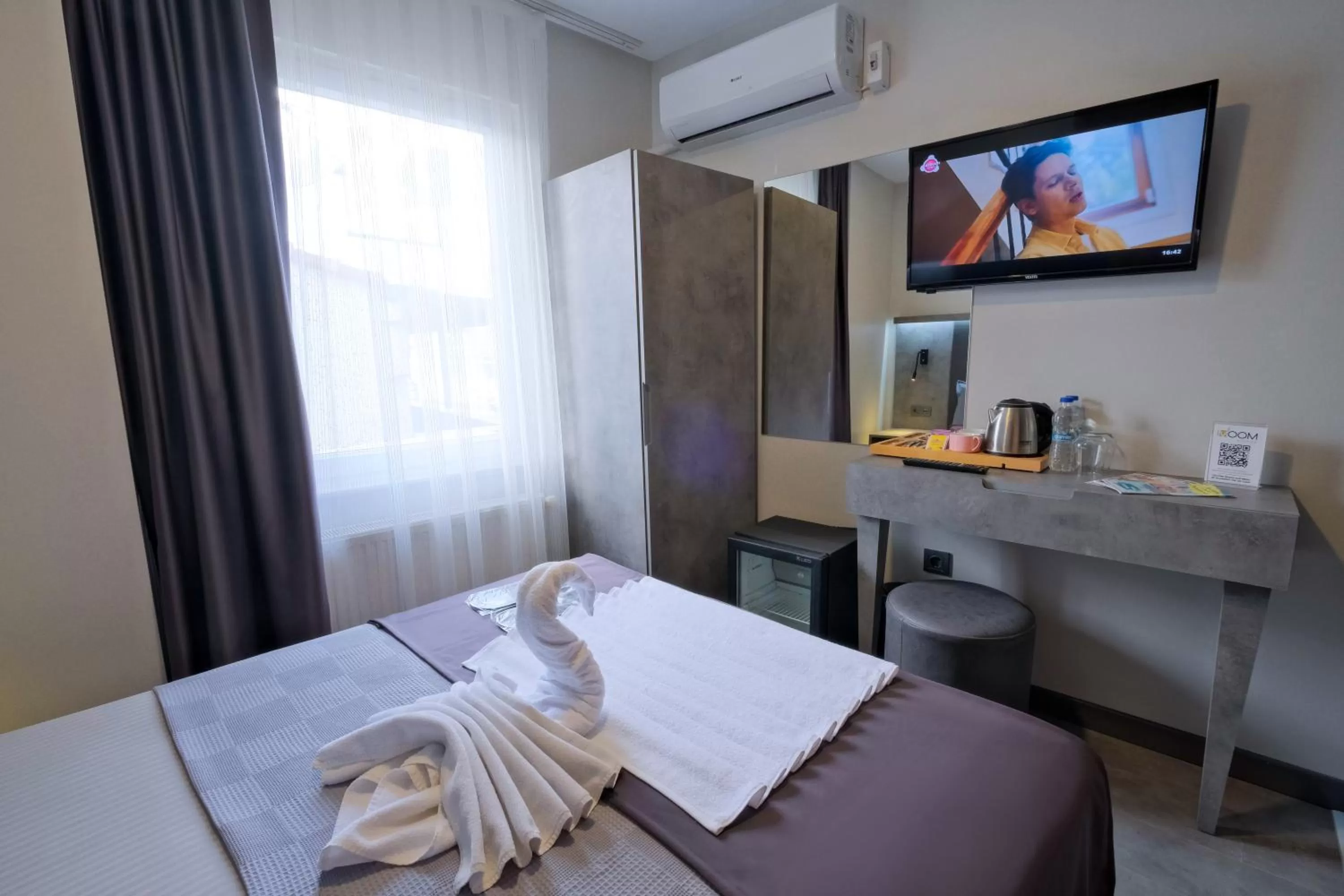 Photo of the whole room, Bed in The Queen Hotel