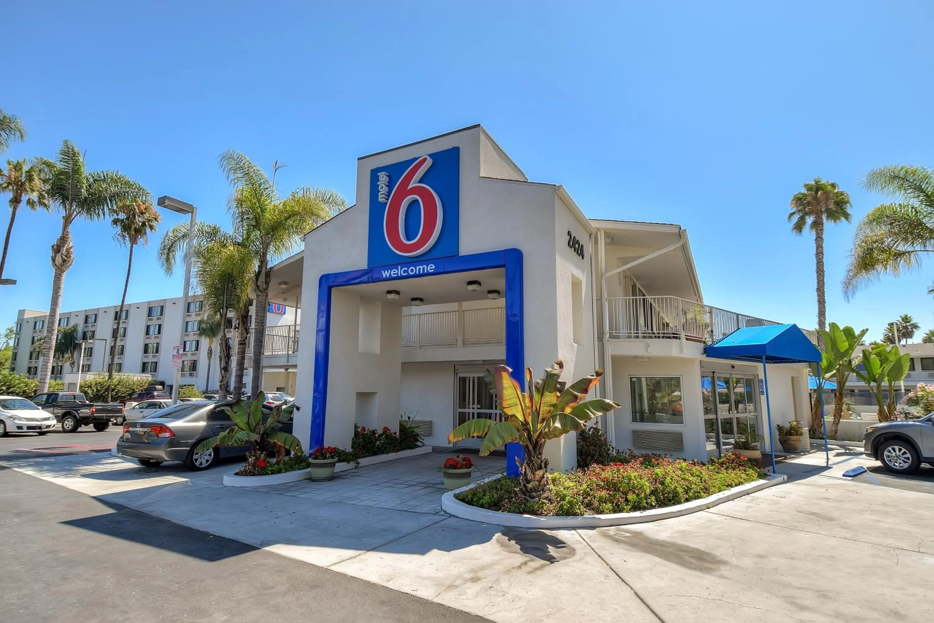 Facade/entrance in Motel 6-San Diego, CA - Hotel Circle - Mission Valley