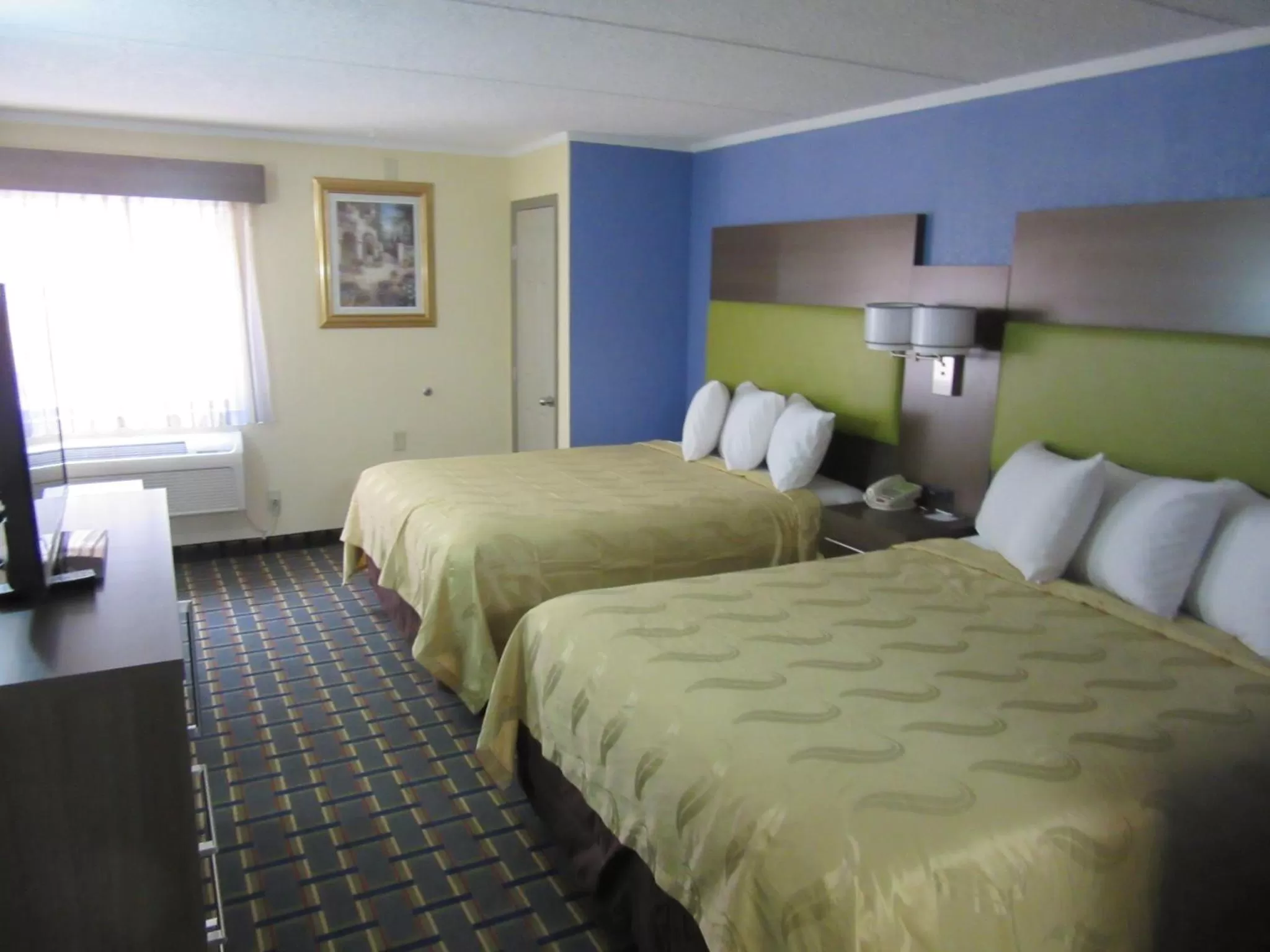 Photo of the whole room, Bed in Quality Inn & Suites near Six Flags East