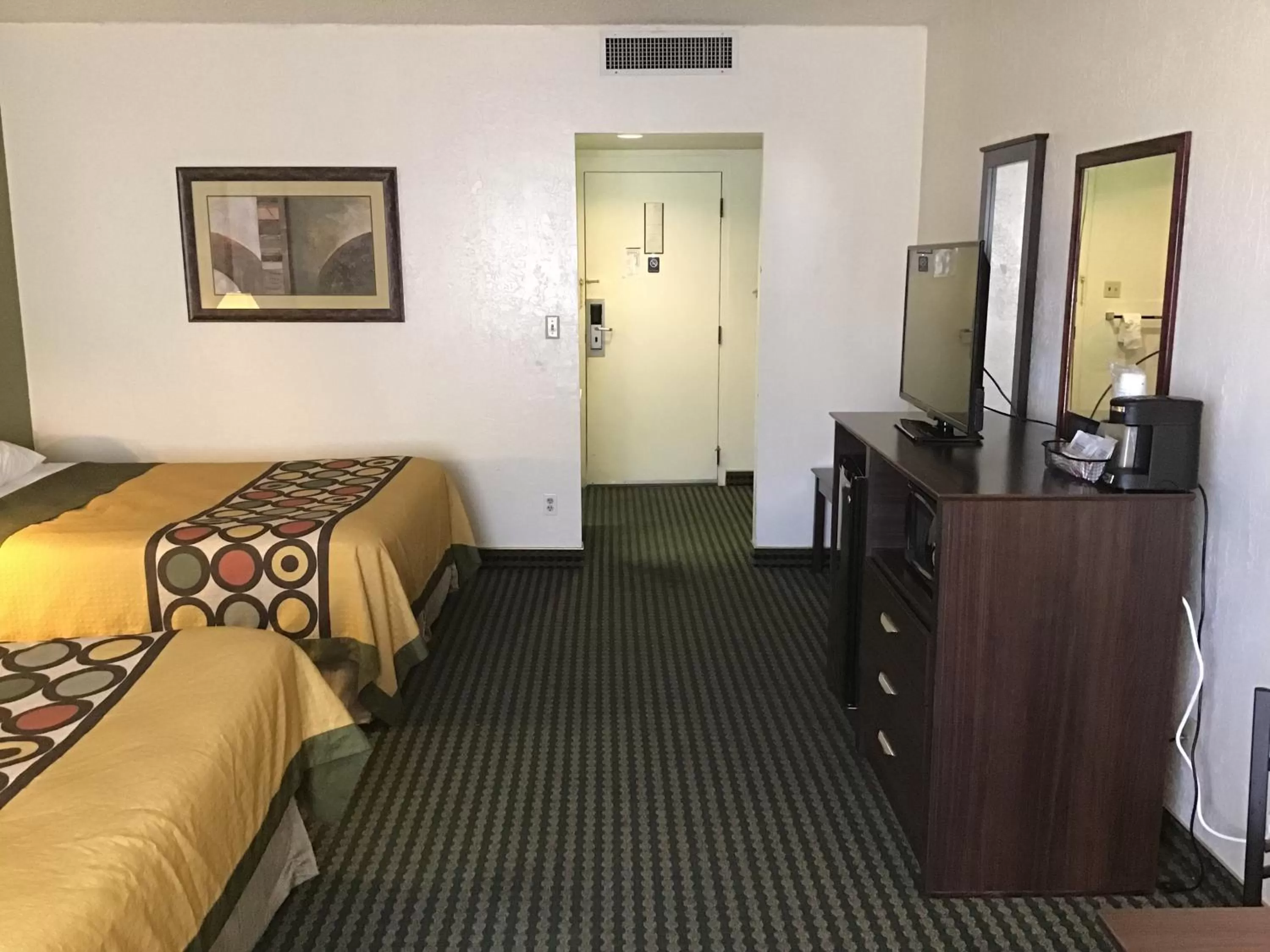 Bedroom, Bed in Super 8 by Wyndham Wendover