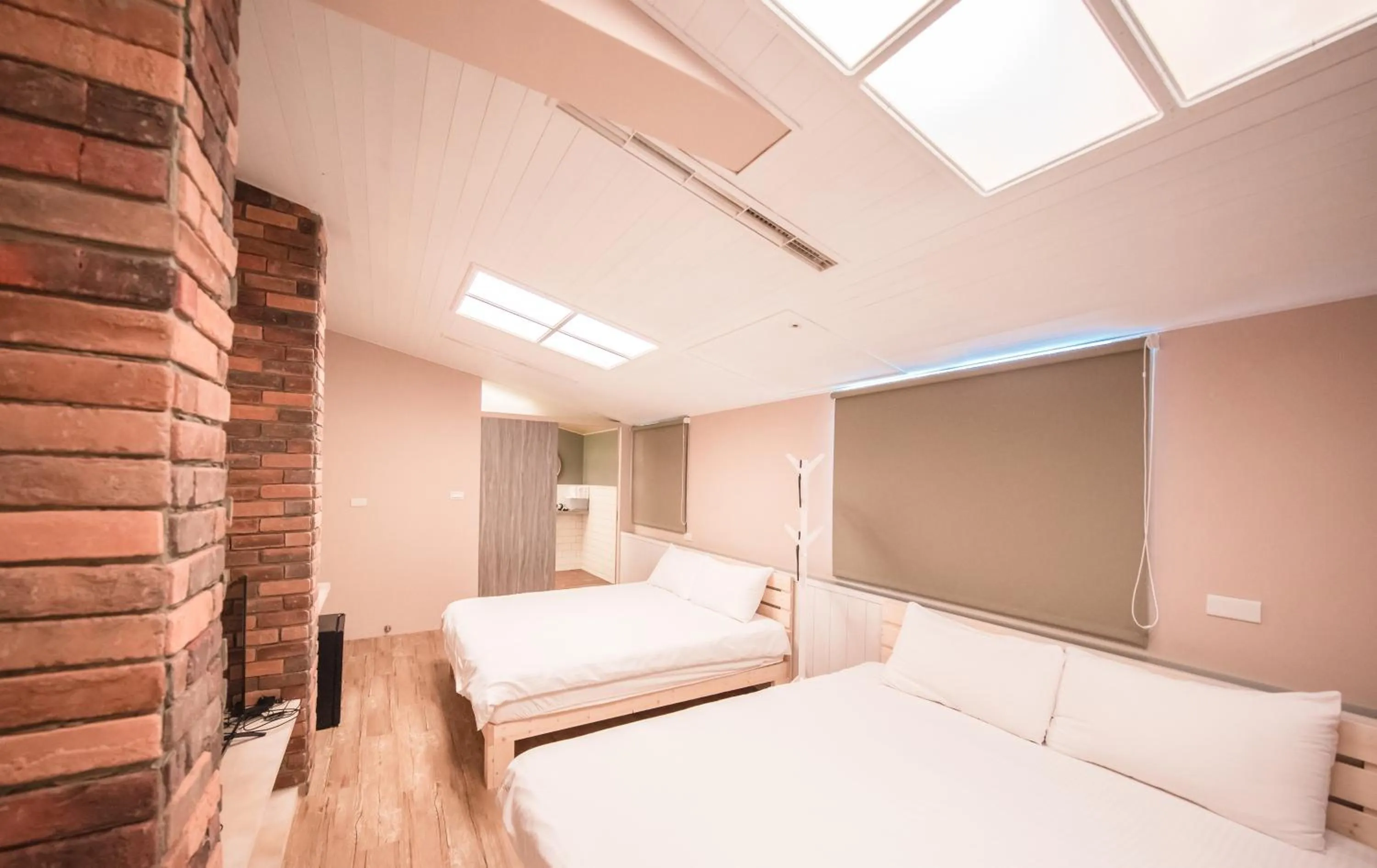 Photo of the whole room, Bed in Urban