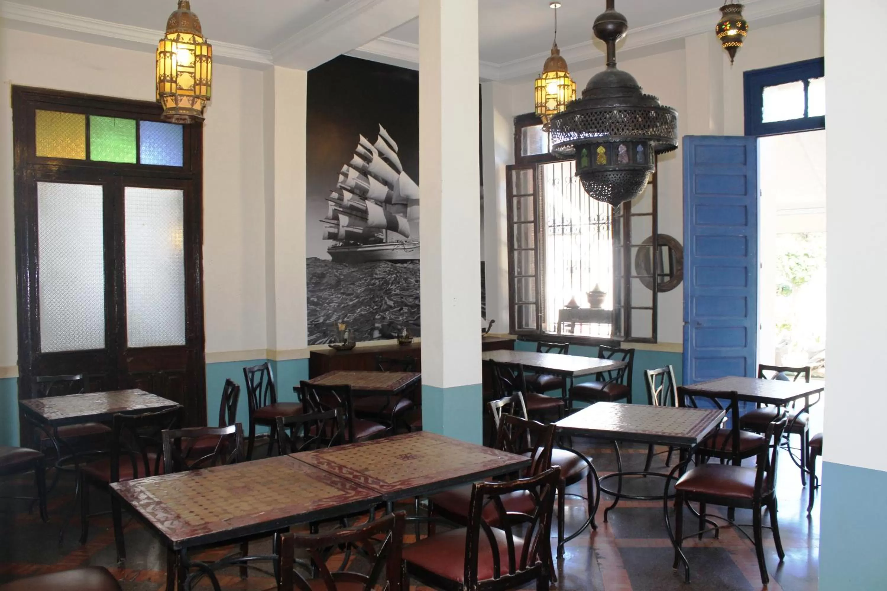 Restaurant/places to eat in Hôtel Central