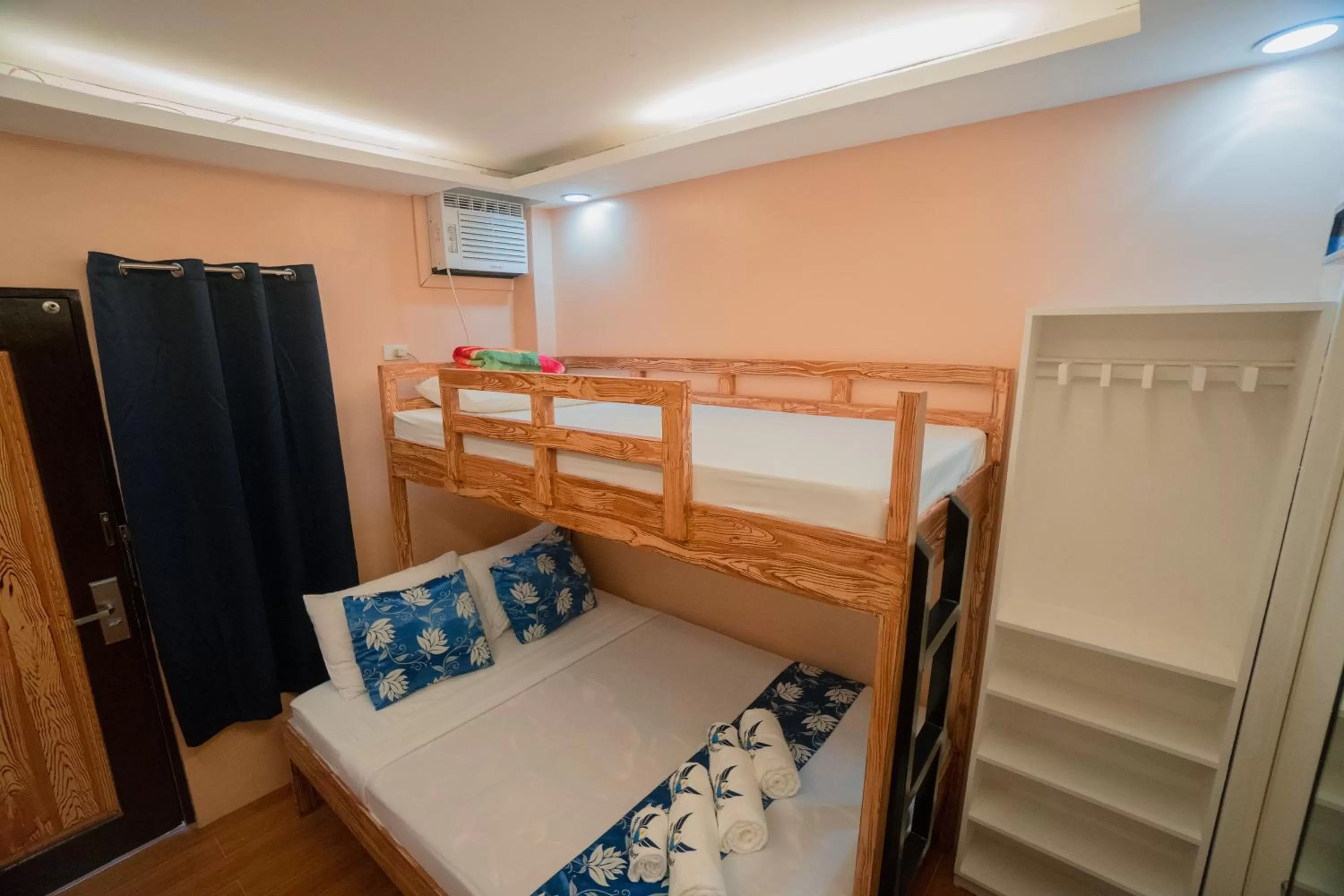 bunk bed, Bed in Skylodge Resort