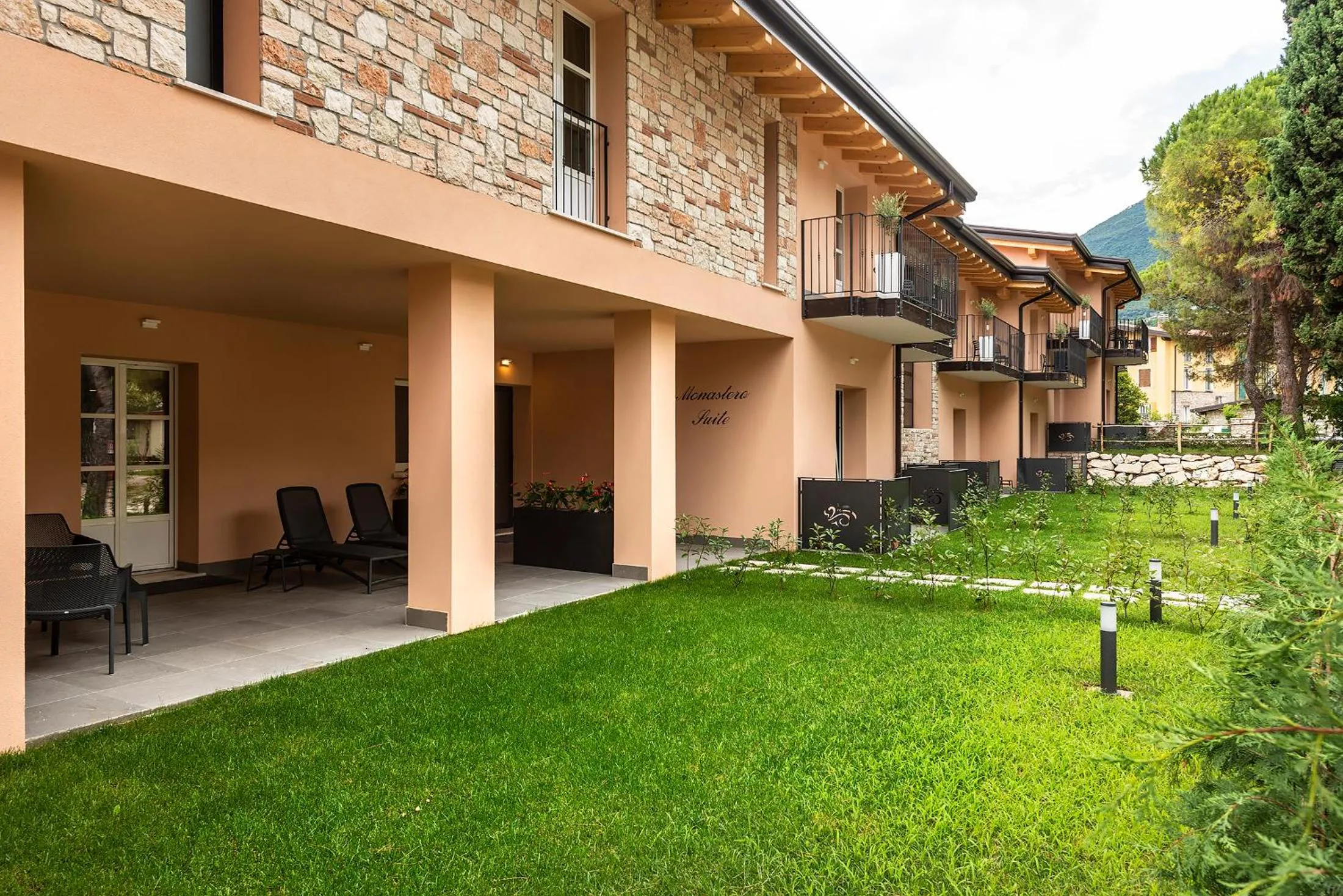 Property building in Regina del Garda Suite