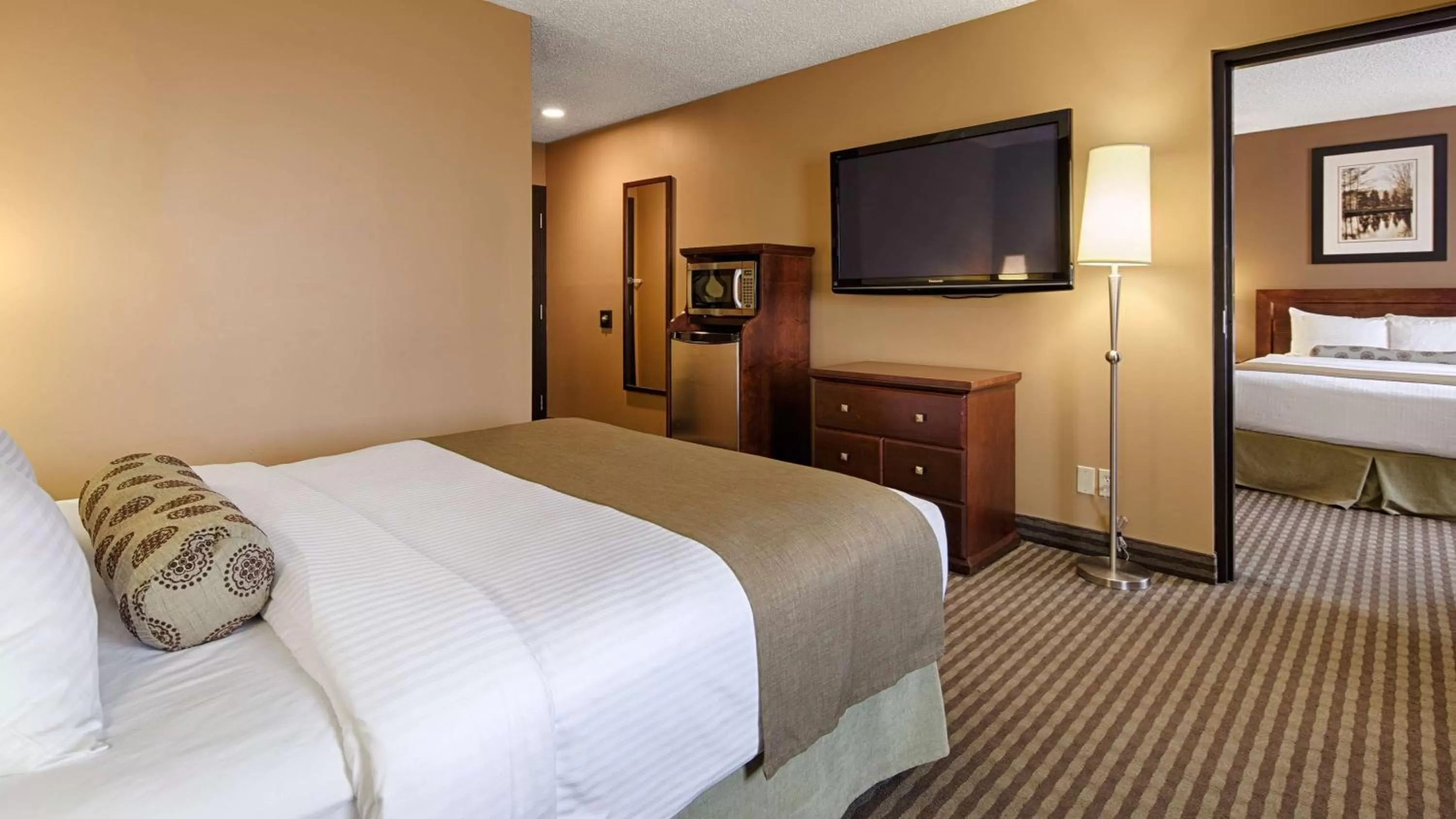 Photo of the whole room, Bed in Seven Oaks Hotel Regina