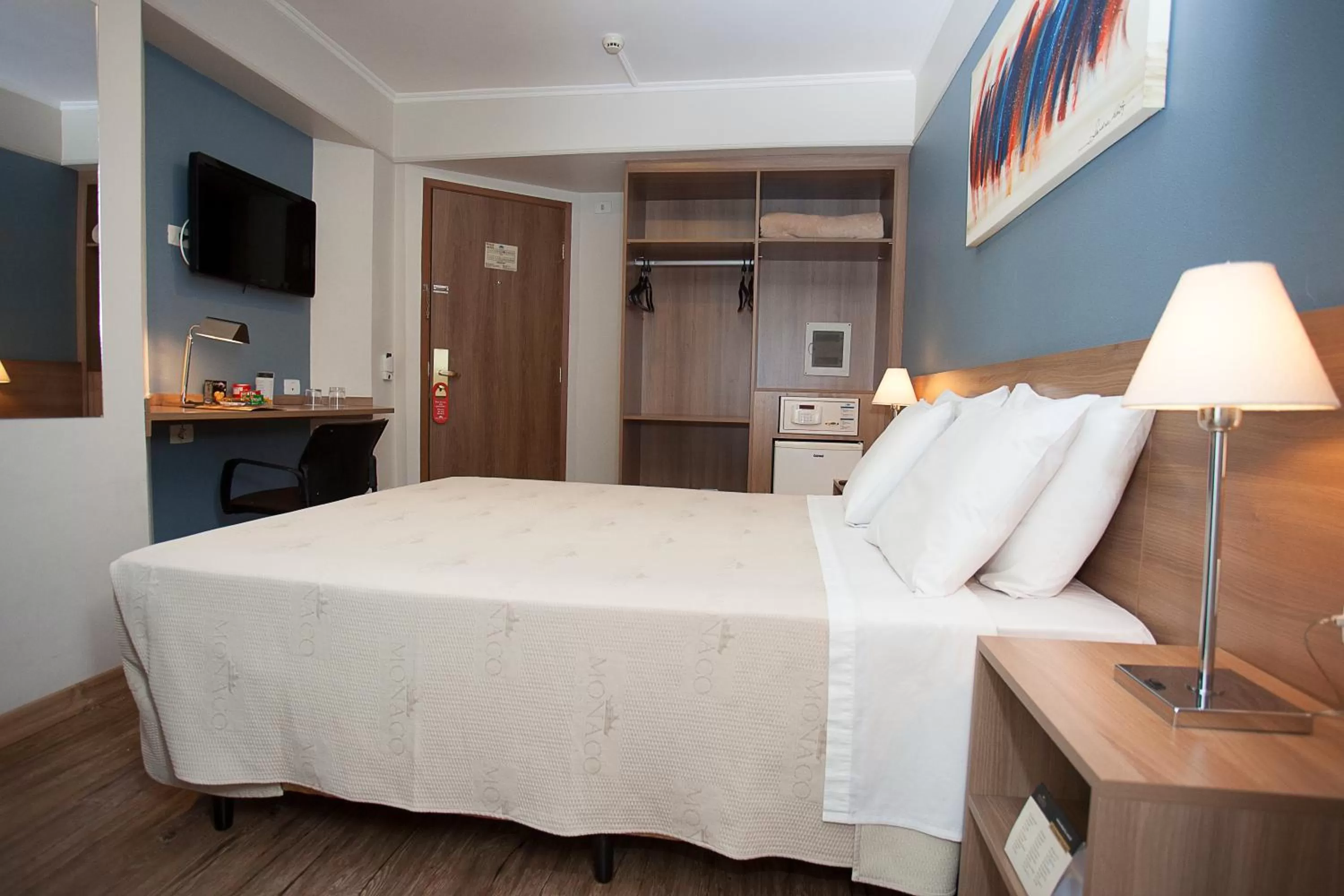 Photo of the whole room, Bed in Summit Hotel Monaco